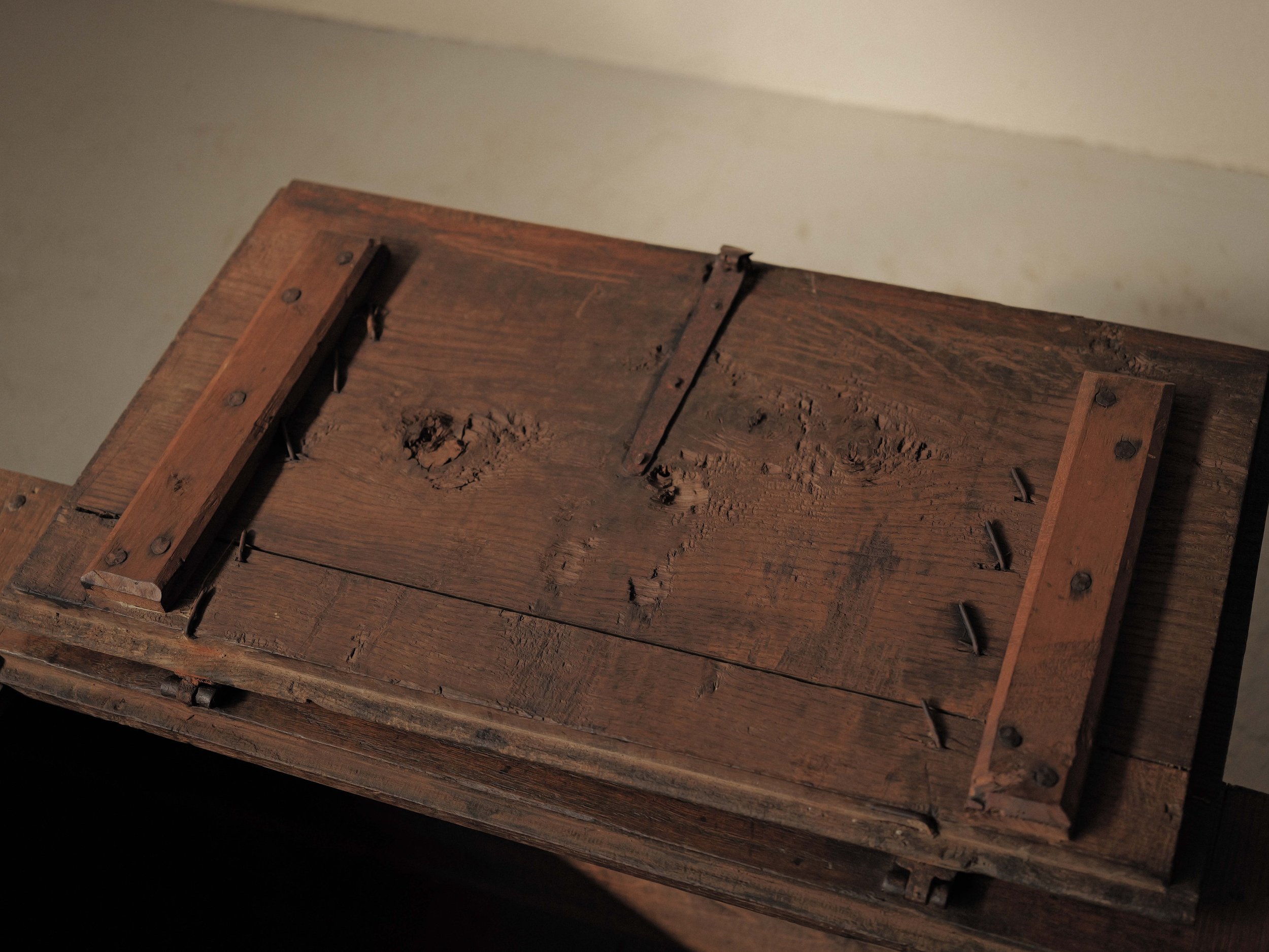 20260323A2-banc-coffre-archebanc-bois-massif-art-populaire-cantal-auvergne-18eme-siecle-8.jpg