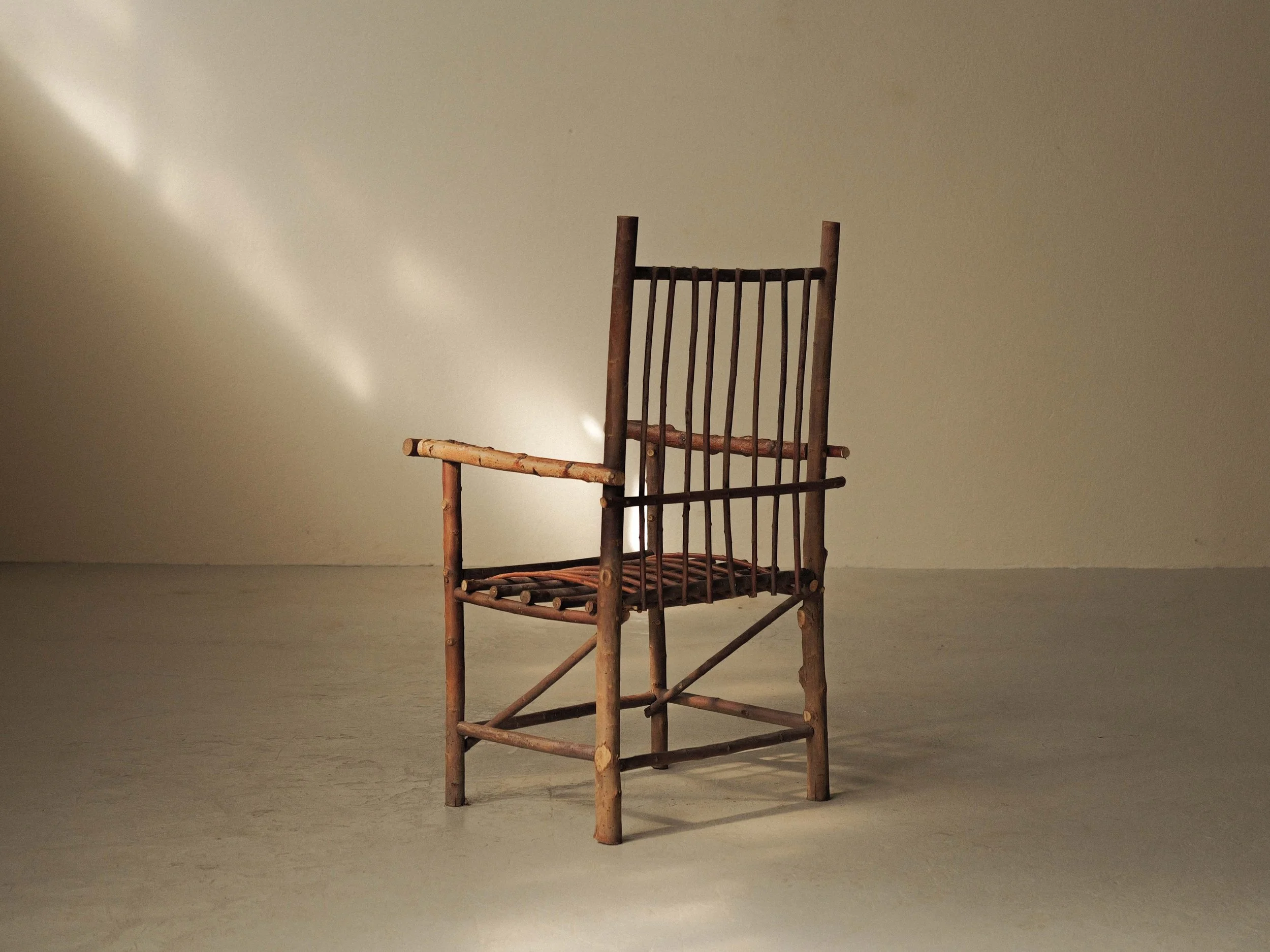 20260908A3-Fauteuil-naif-en-branches-de-noisetier-france-vers-1950-15.jpg