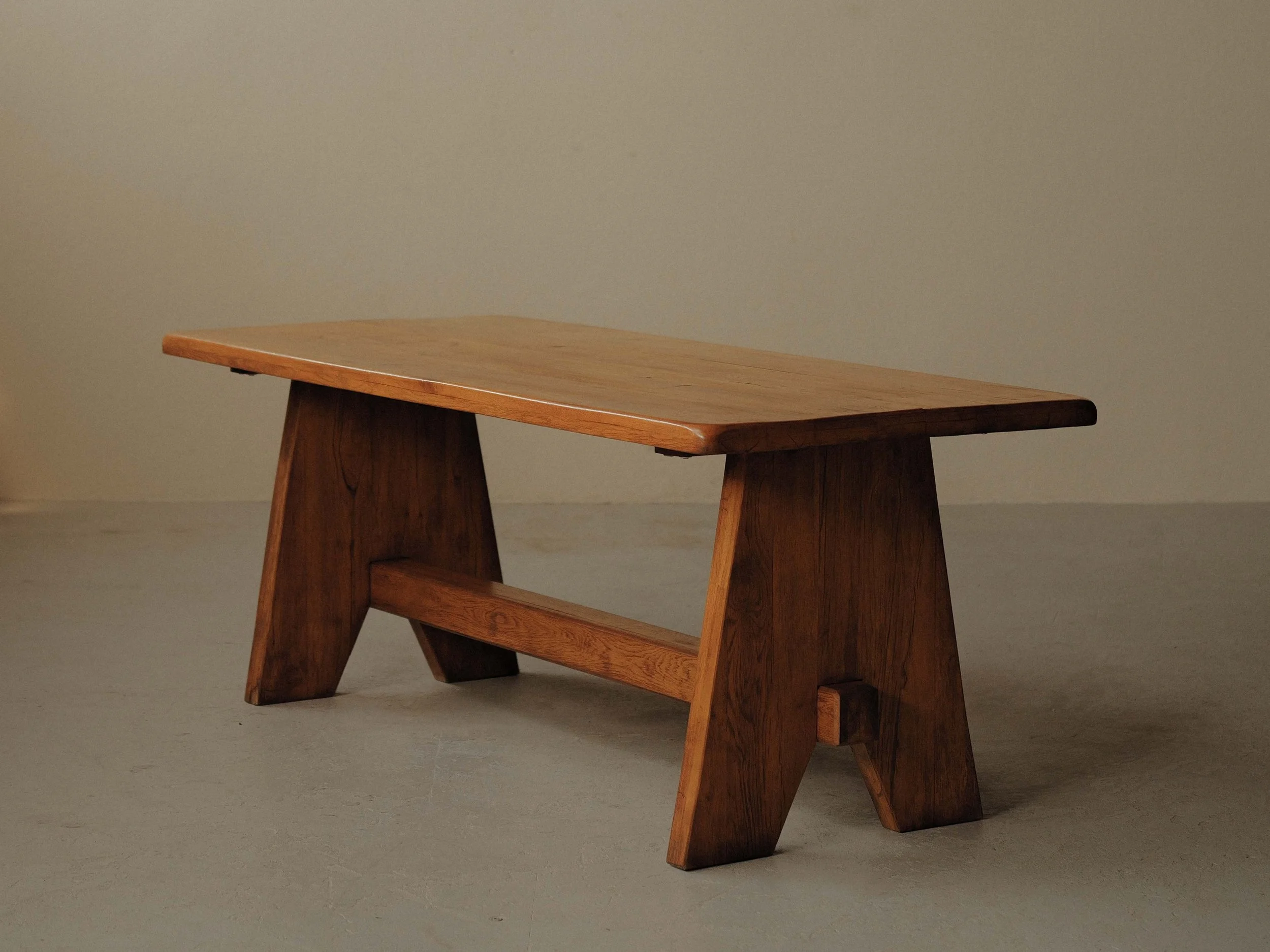 20260608T-table-de-repas-en-chene-massif-travail-artisanal-probablement-d-architecte-esprit-brutaliste-Vers-1980-9.jpg