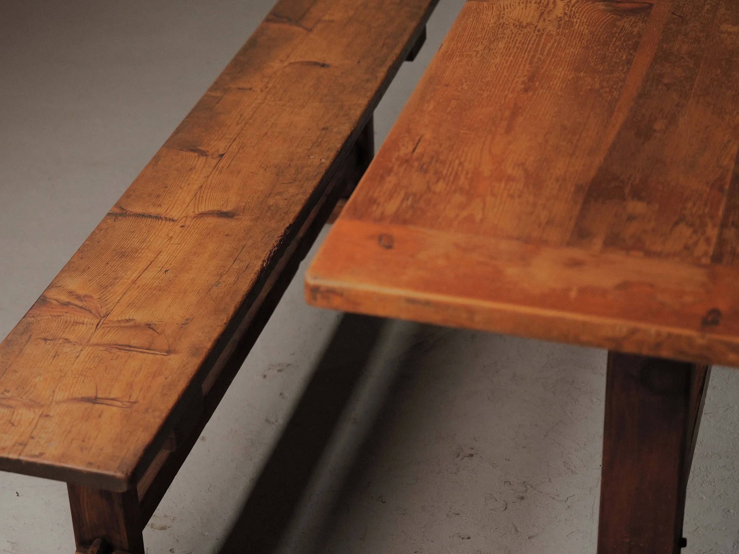 20260216T-table-et-bancs-en-pin-massif-France-vers-1970-4.jpg