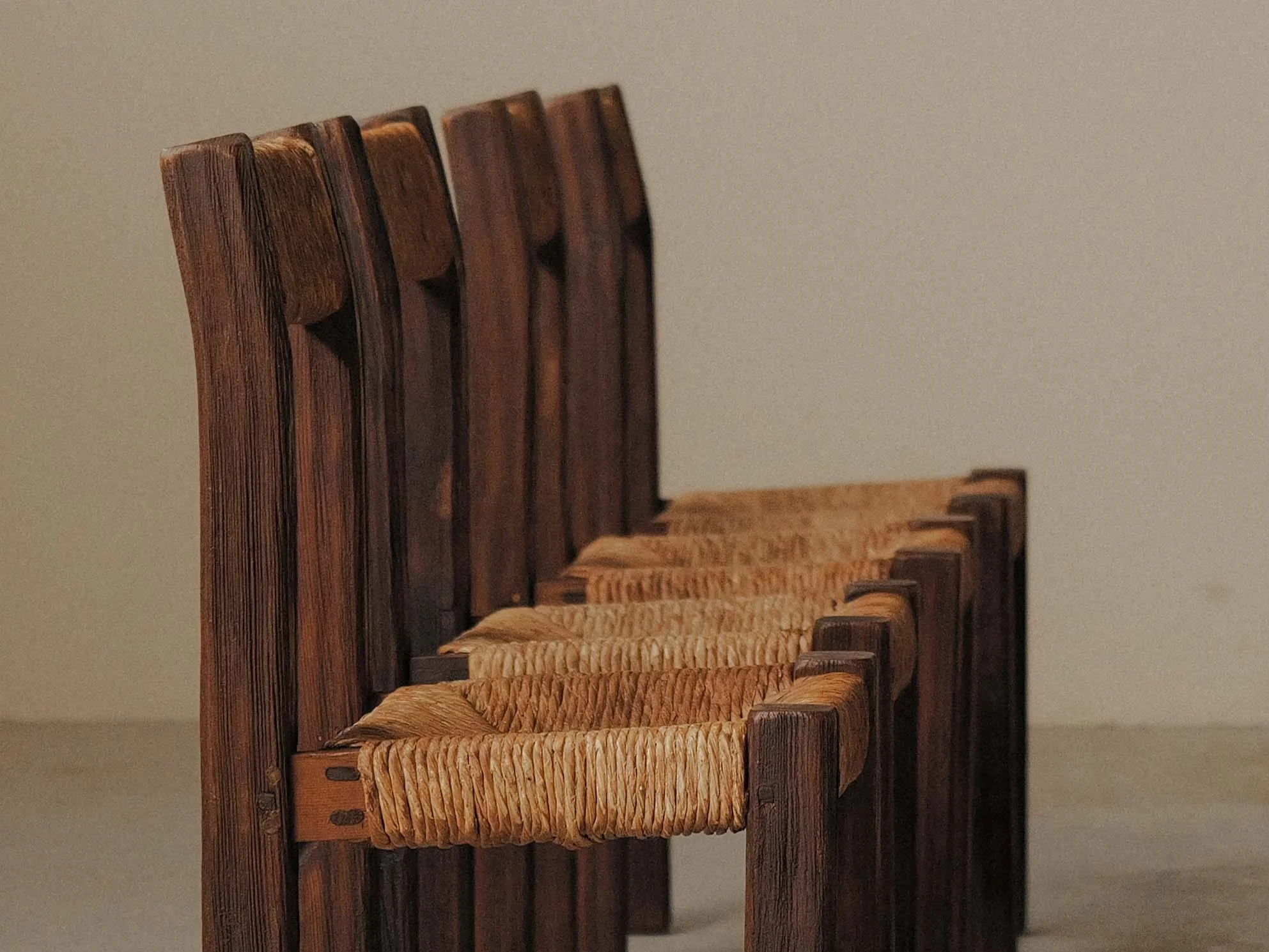 20260628A-et-20260630A2-ensemble-de-8-chaises-en-meleze-massif-et-paille-tressee-travail-artisanal-francais-vers-1960-12.jpg