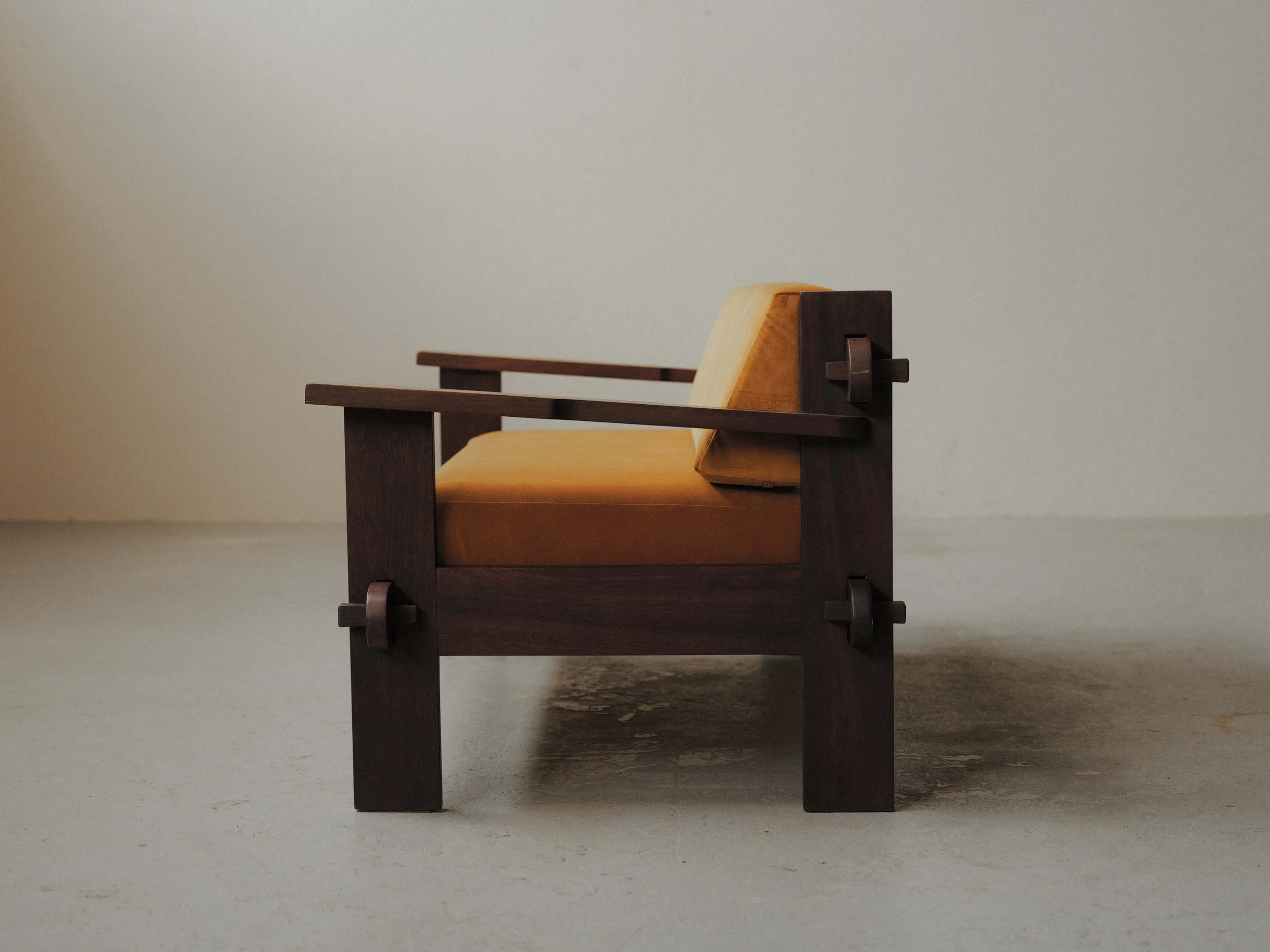 20260414A3-Banquette-artisanale-travail-d-architecte-bois-massif-tissu-moutarde-circa-1970-10.jpg