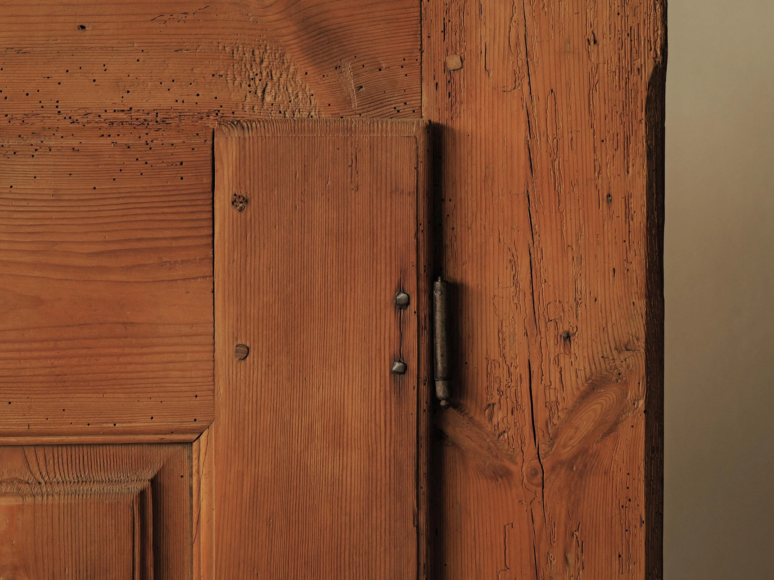 20260224M-meuble-deux-portes-en-pin-massif-dit-presse-a-lin-art-populaire-Lozere-19eme-siecle-11.jpg
