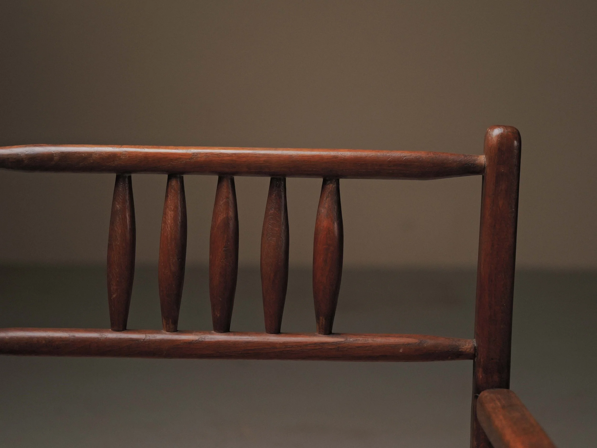 20260421A2-Fauteuil-bois-massif-paille-Vers-1950-15.jpg
