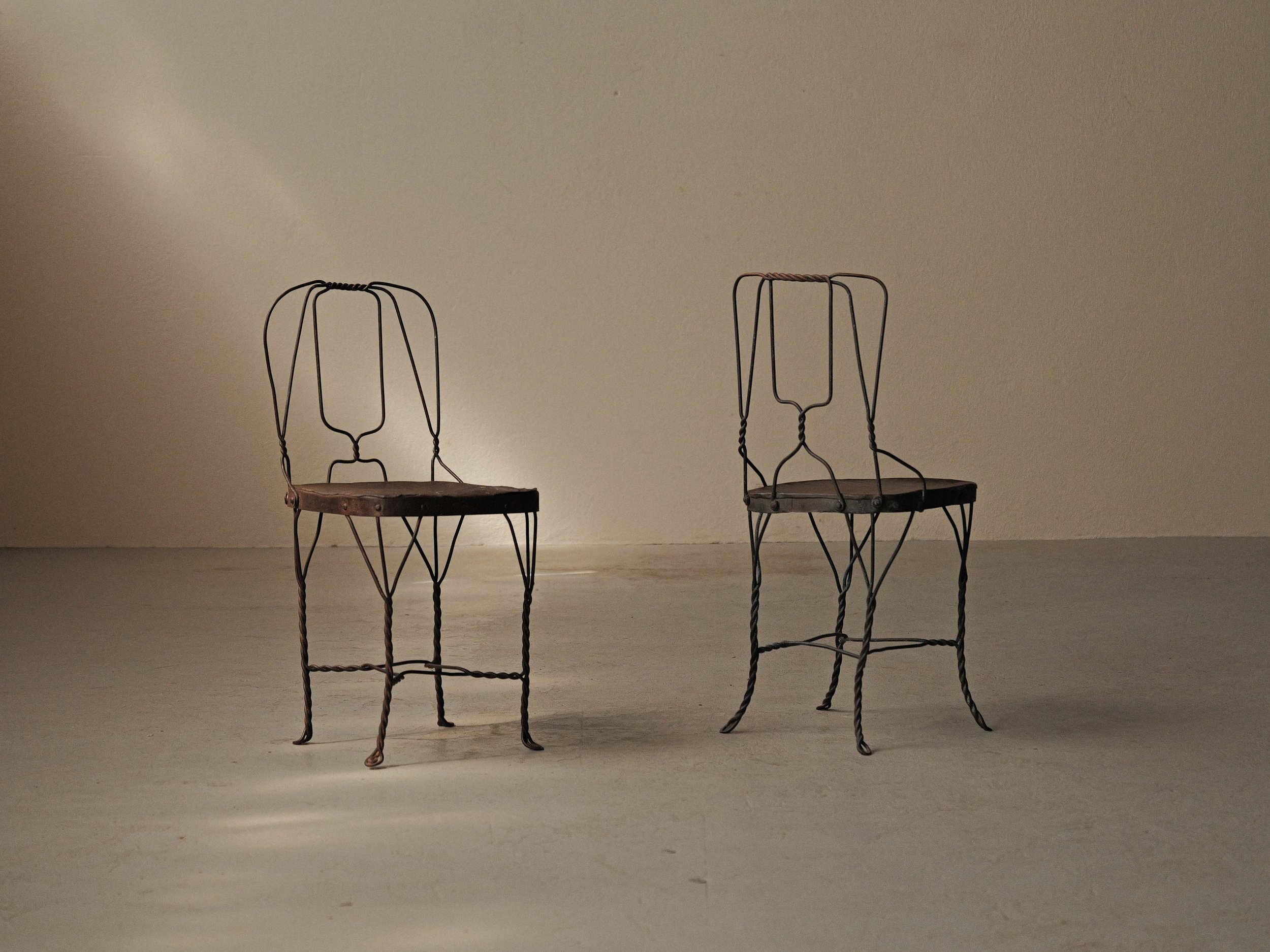 20260805A-Paire-de-chaises-naive-en-metal-tresse-et-soude-vers-1950-7.jpg