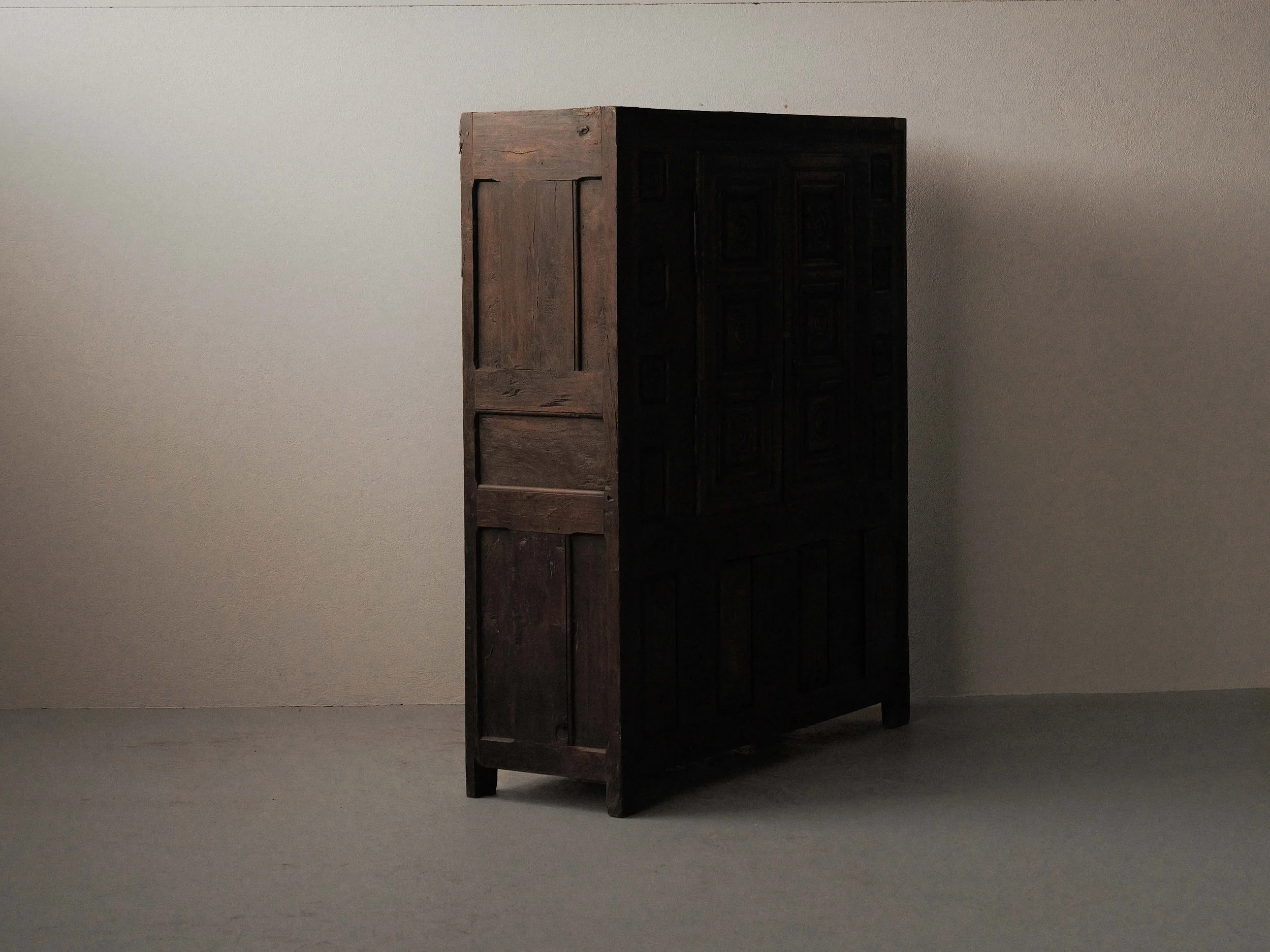 20260923M2-Armoire-coffre-en-chene-massif-entierement-sculptee-art-populaire-basque-19eme-siecle-21.jpg