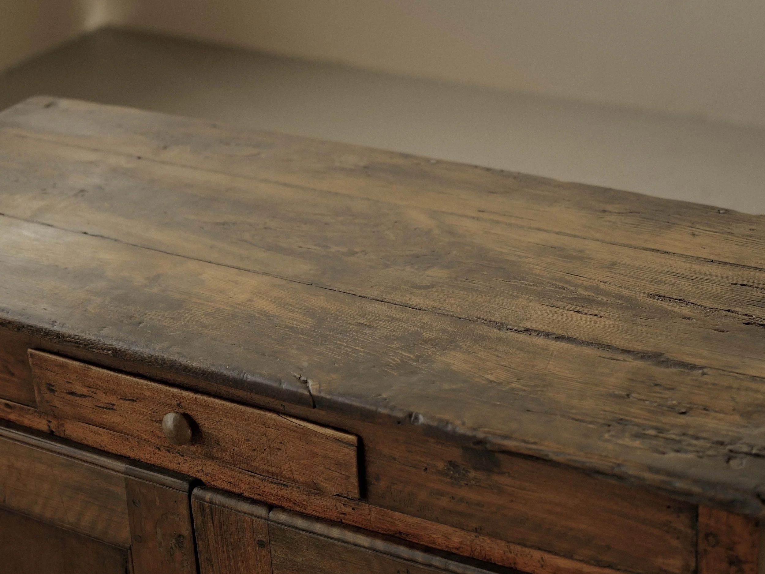 20251106M2-buffet-deux-portes-rustique-bois-massif-art-populaire-19eme-siecle-auvergne-3.jpg