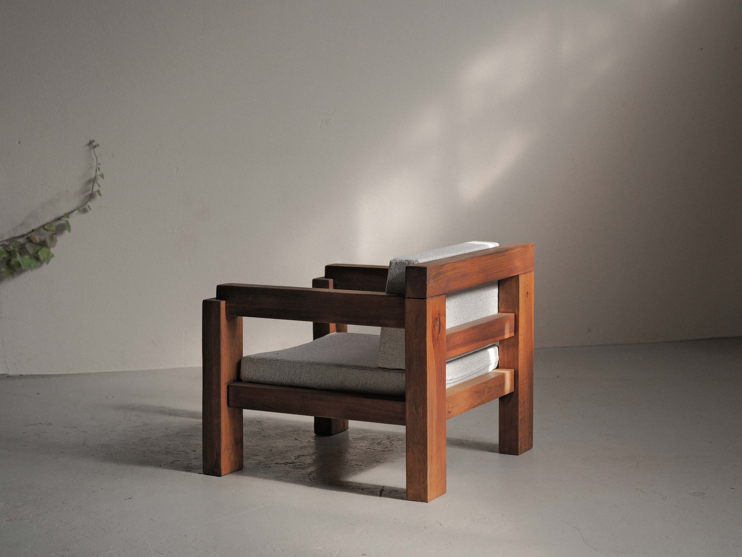 20260531A-fauteuil-artisanal-ou-d-architecte-bois-massif-et-tissu-travail-des-annees-80-90-17.jpg