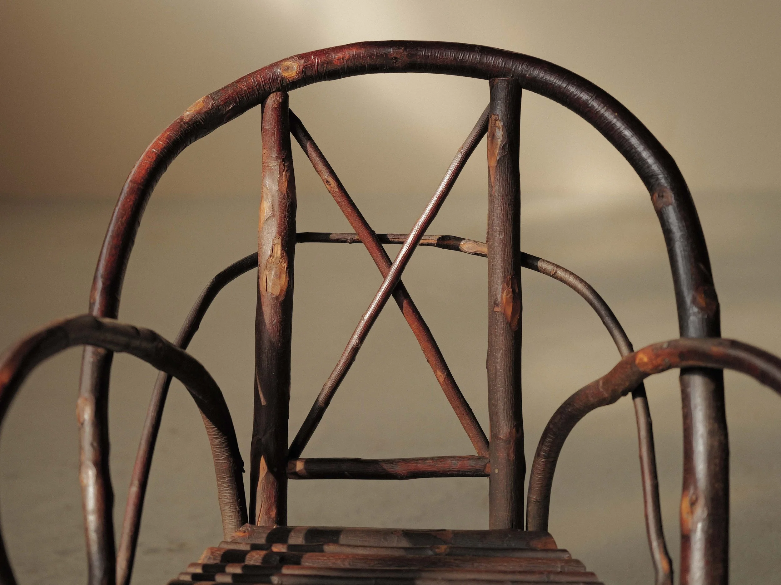 20260319A-paire-de-fauteuils-en-branches-de-noisetier-art-populaire-auvergne-debut-20-eme-siecle-6.jpg
