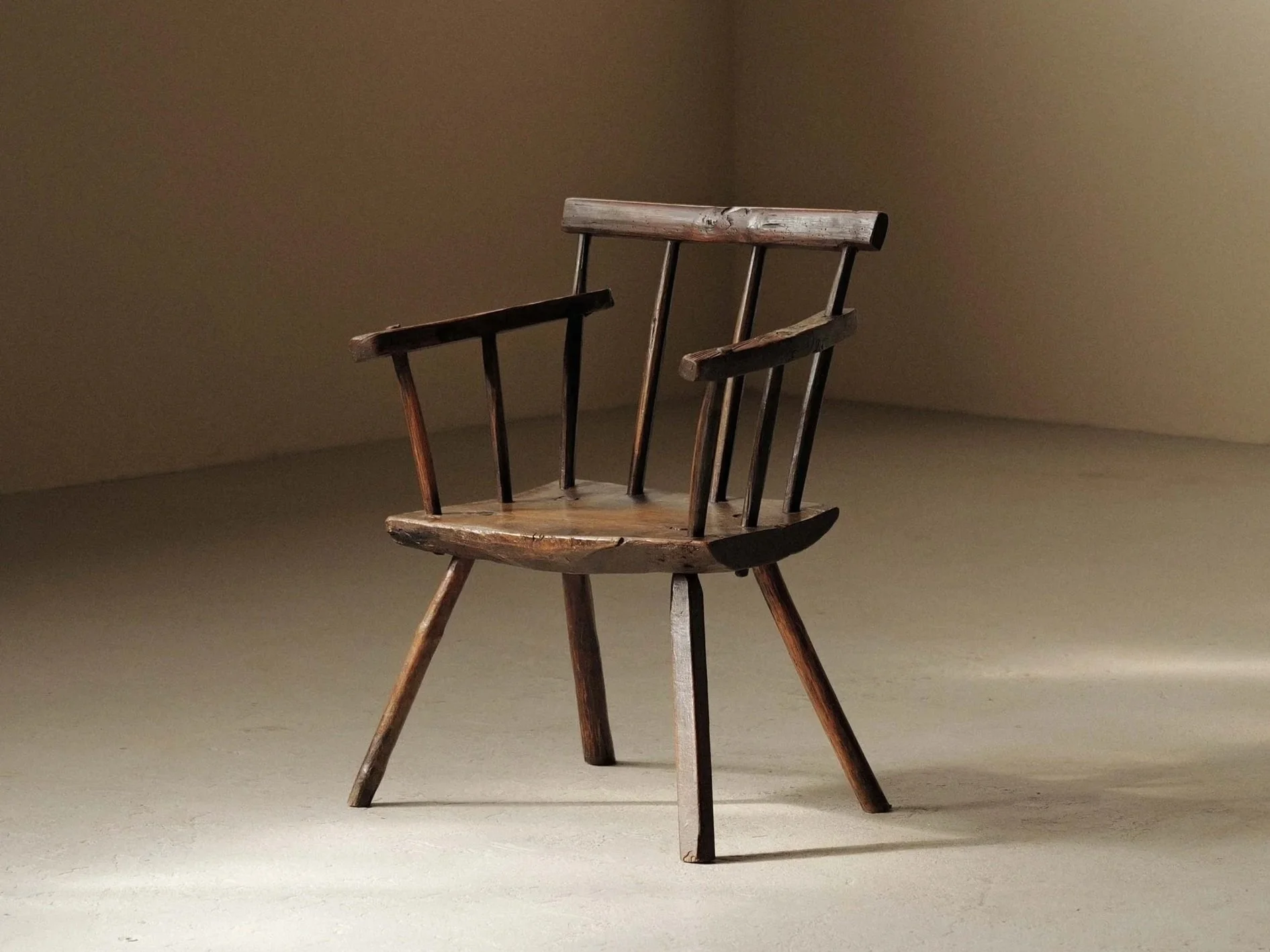 Fauteuil en bois massif, travail populaire britannique, XIXᵉ siècle