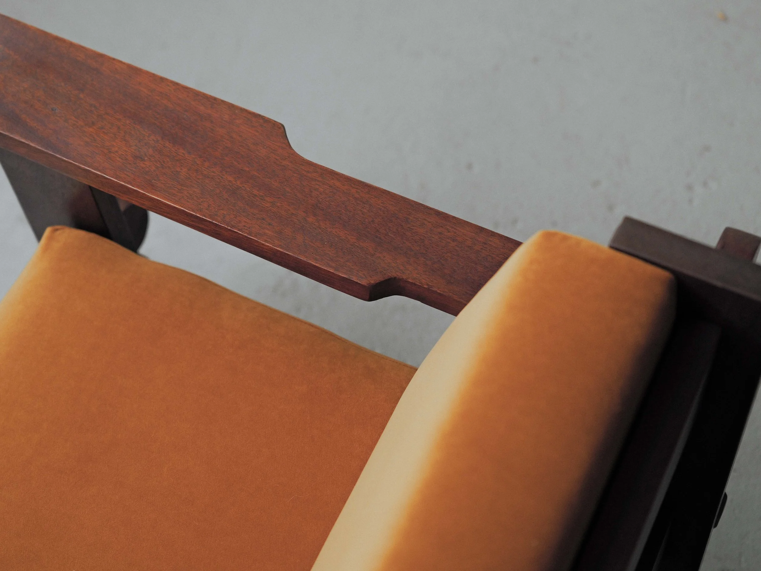 20260414A3-Banquette-artisanale-travail-d-architecte-bois-massif-tissu-moutarde-circa-1970-8.jpg