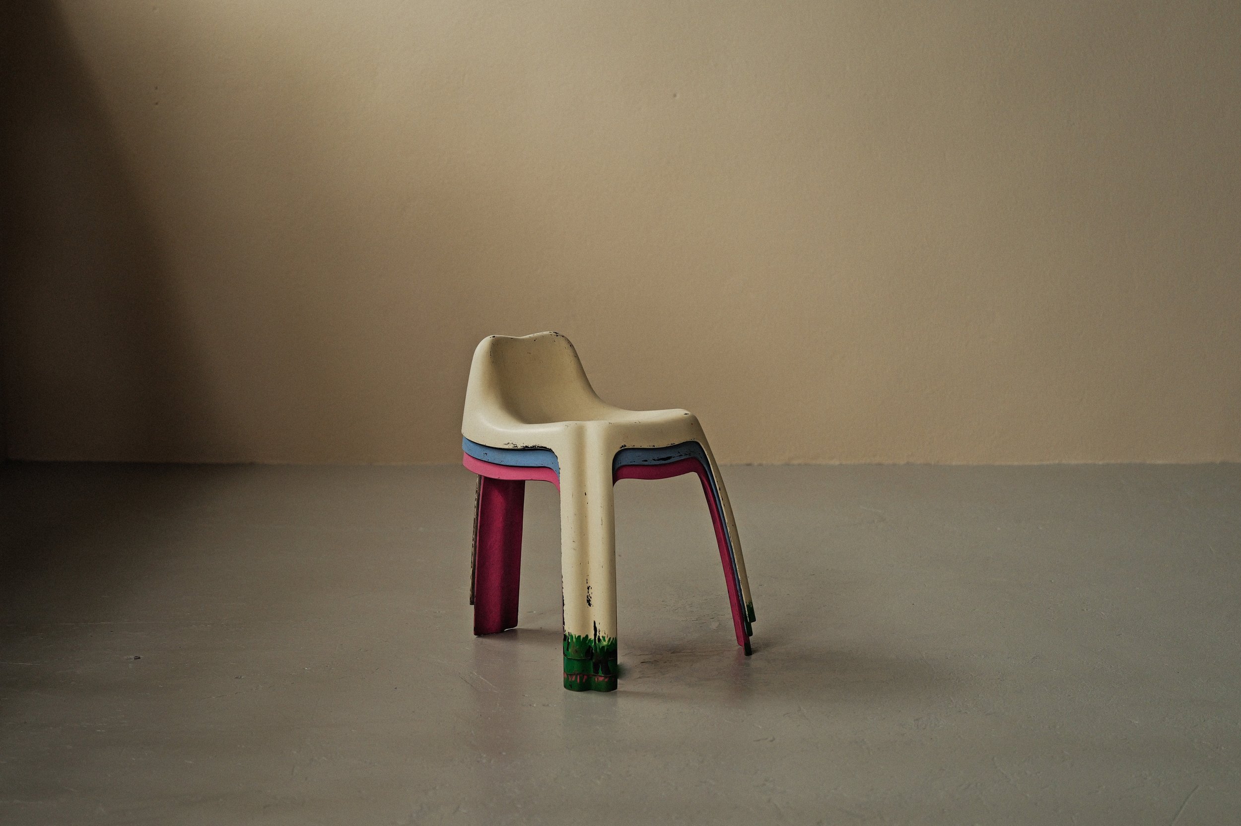 20250512A-chaises-patrick-Gingembre-fibre-de-verre-1970-5.jpg
