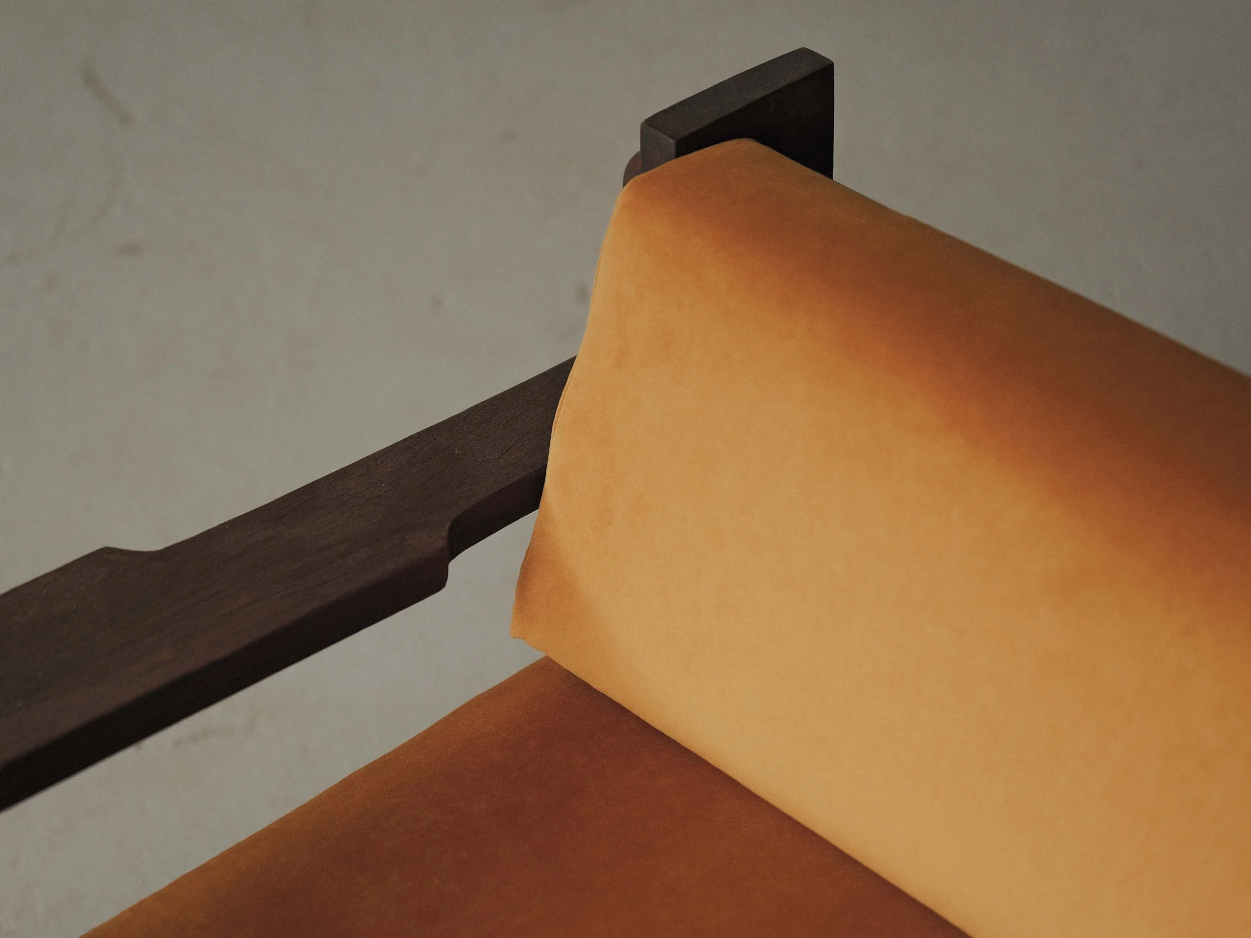 20260414A3-Paire-de-fauteuil-artisanale-travail-d-architecte-bois-massif-tissu-moutarde-circa-1970-5.jpg