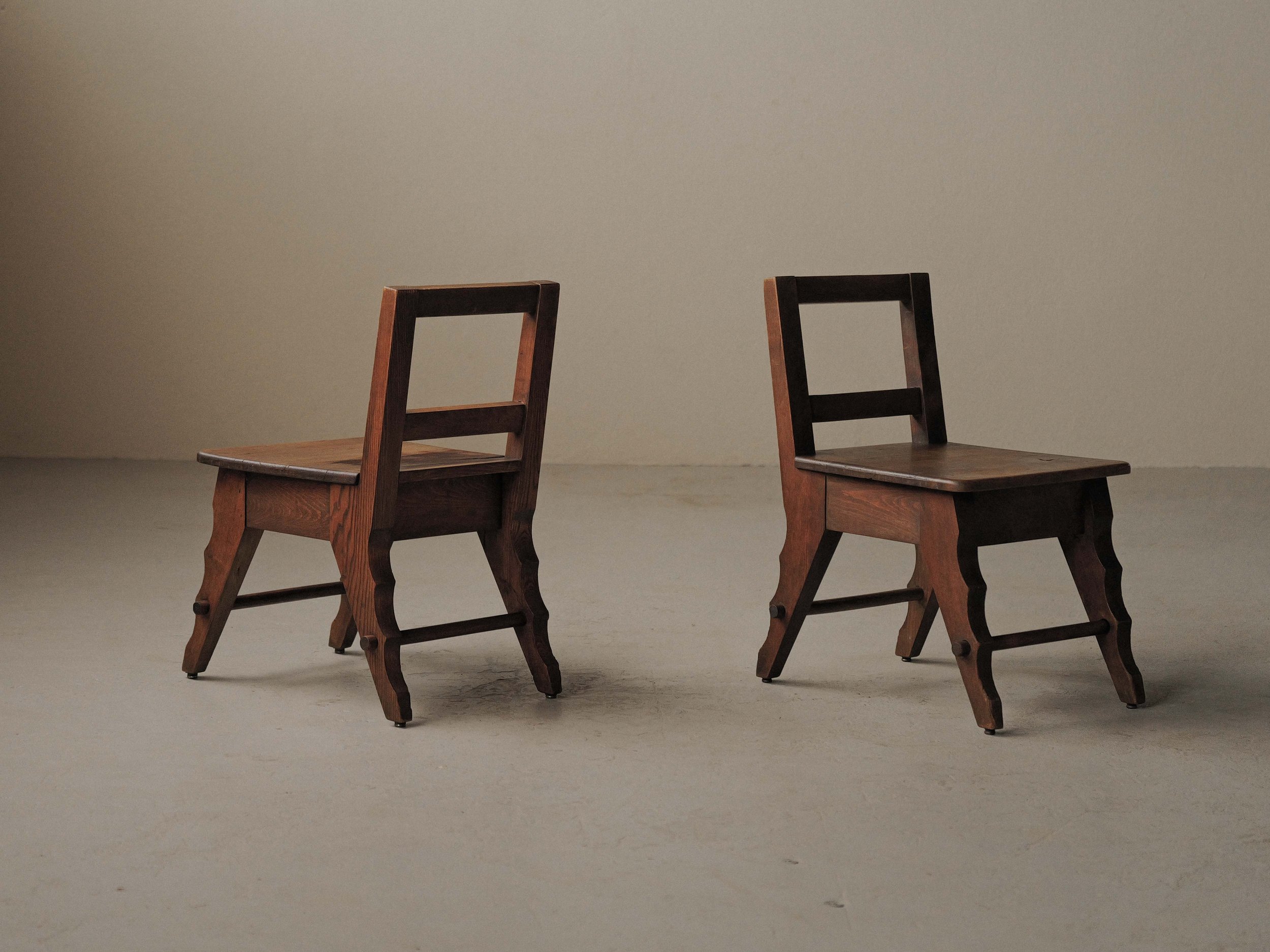 20260908A2-paire-de-chaises-d-appoint-artisanale-en-chene-massif-France-vers-1940-3.jpg