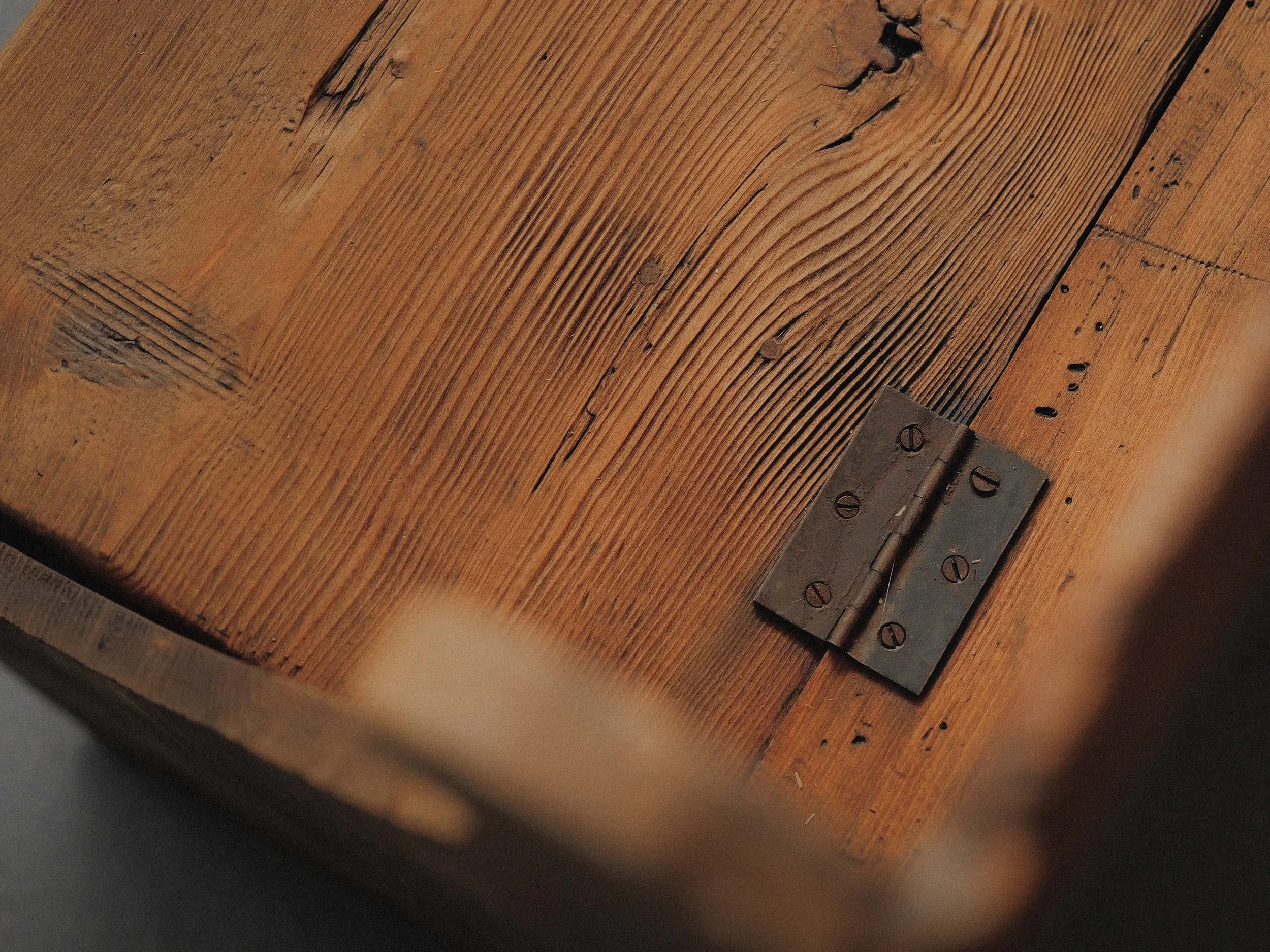 20251106A1-banc-coffre-savoyard-en-meleze-et-pin-massif-1950-8.jpg