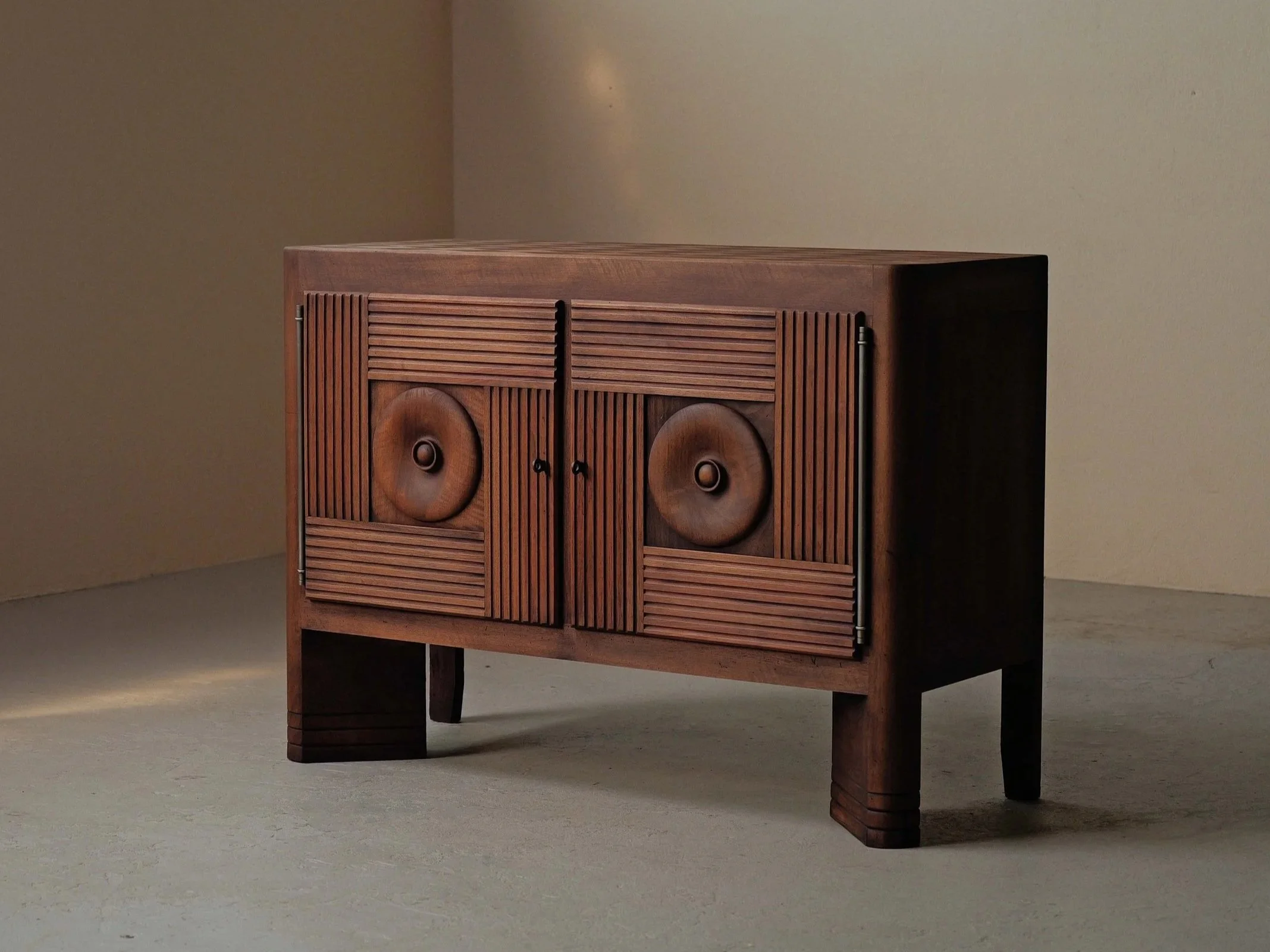 🔴 Buffet moderniste en bois massif,  Art Déco, vers 1940