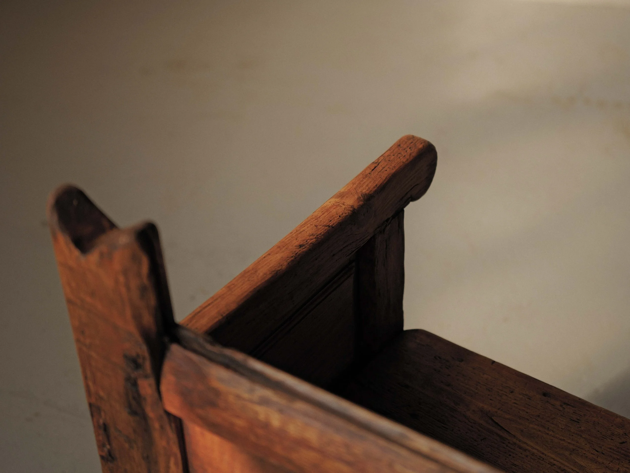 20260331A1-banc-art-populaire-espagnol-en-bois-massif-pyrenees-19eme-siecle-10.jpg
