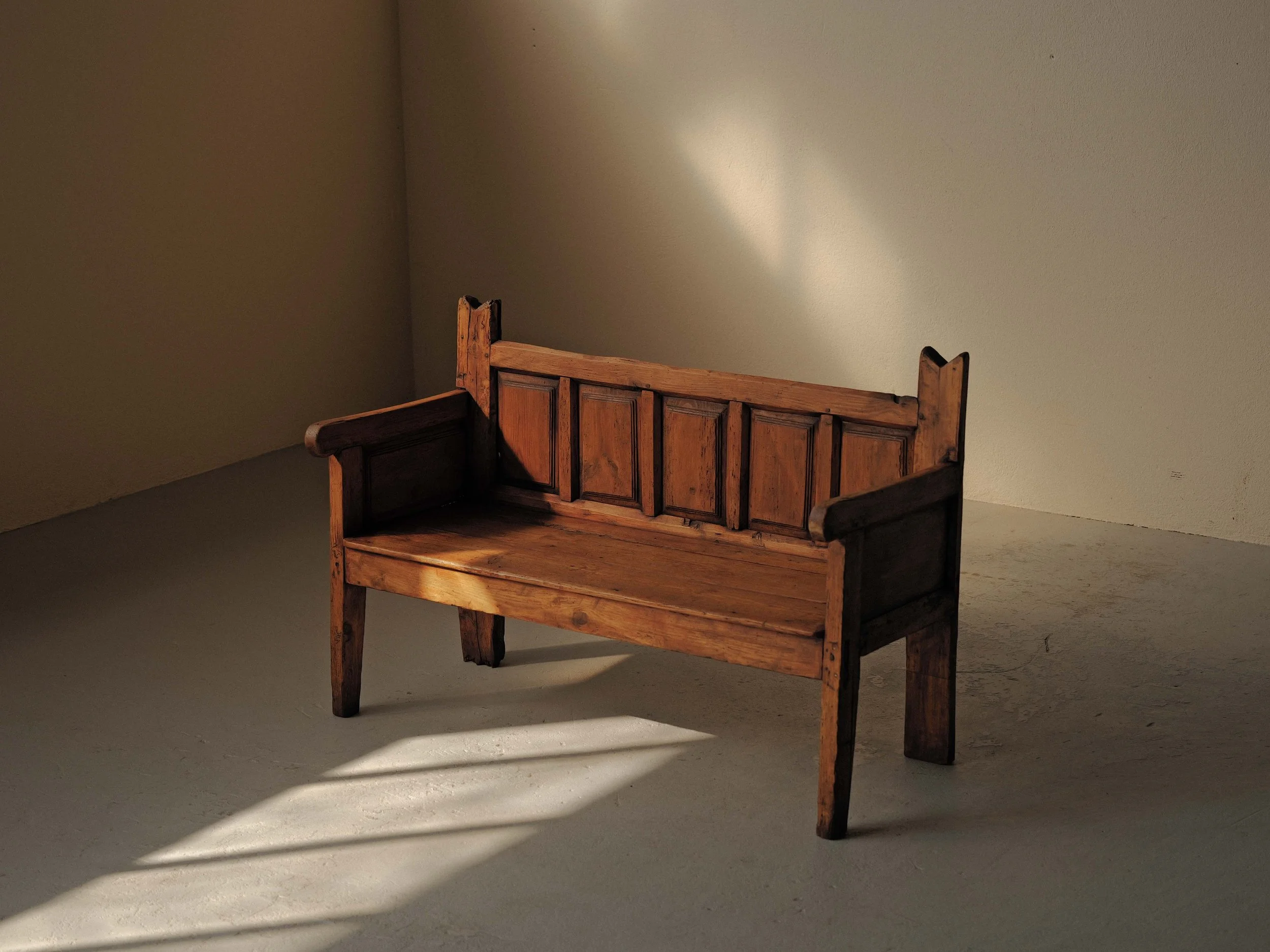 20260331A1-banc-art-populaire-espagnol-en-bois-massif-pyrenees-19eme-siecle-3.jpg