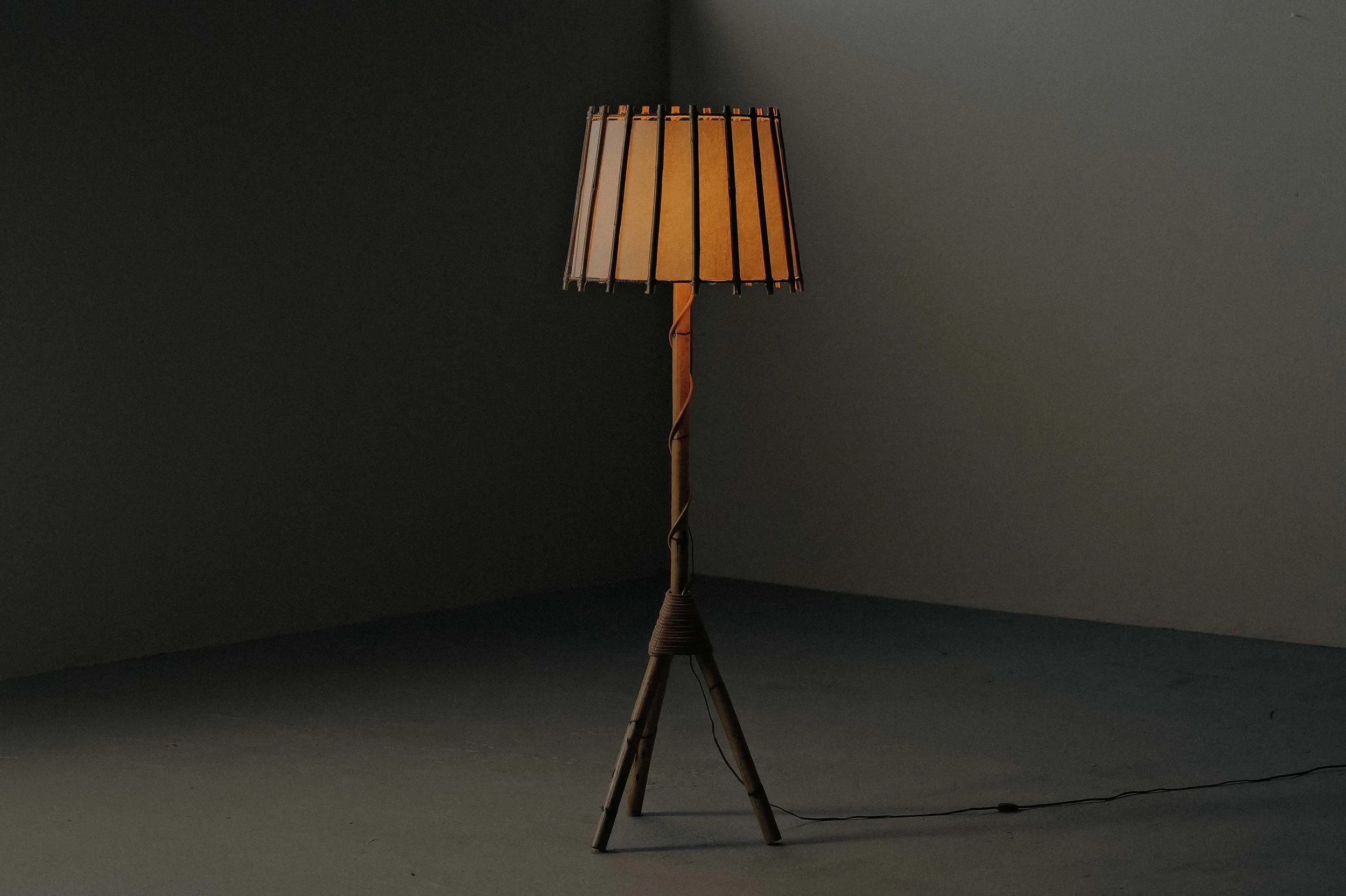 🔴 Lampadaire en rotin, travail français des années 1970