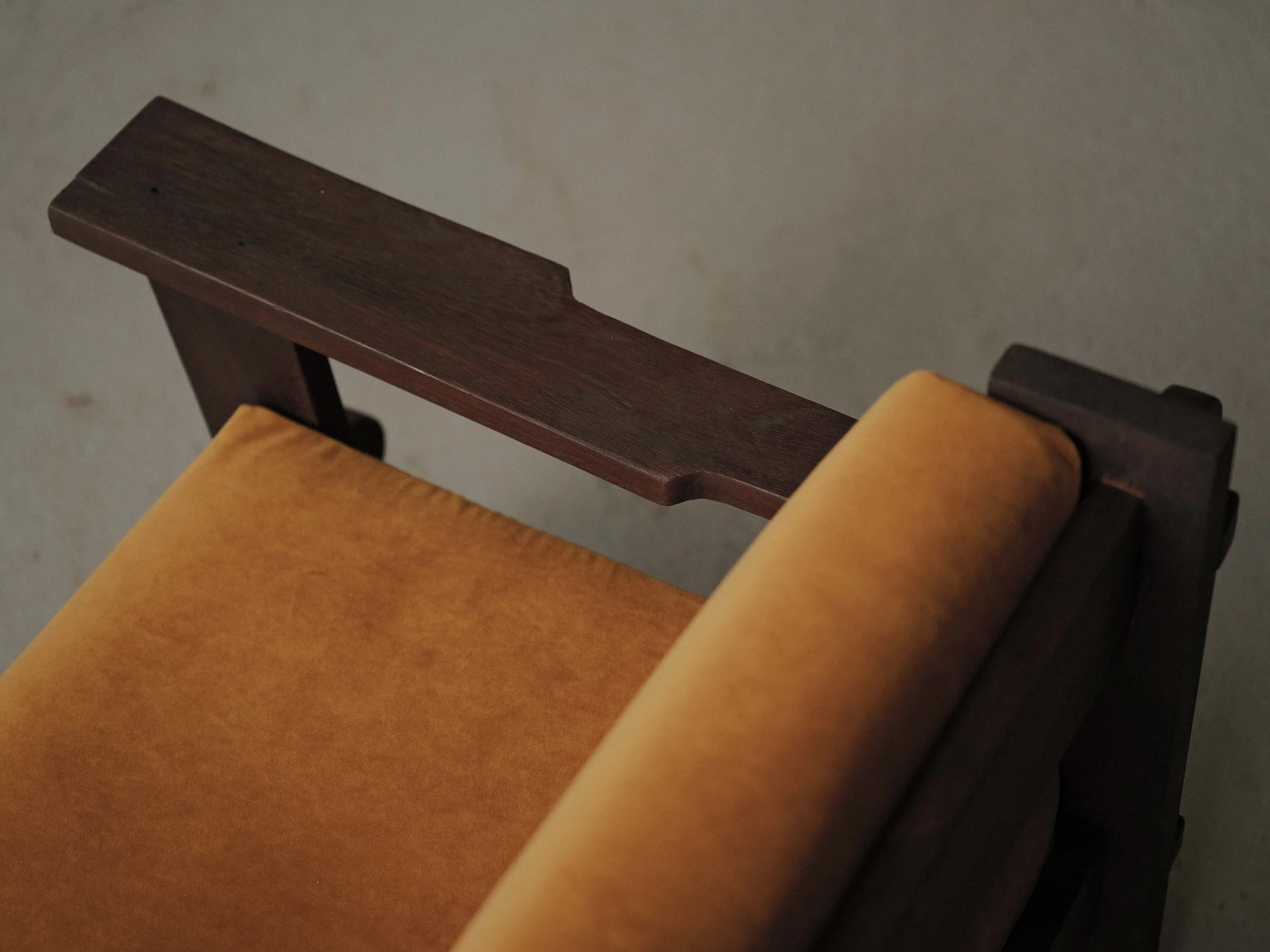 20260414A3-Paire-de-fauteuil-artisanale-travail-d-architecte-bois-massif-tissu-moutarde-circa-1970-8.jpg
