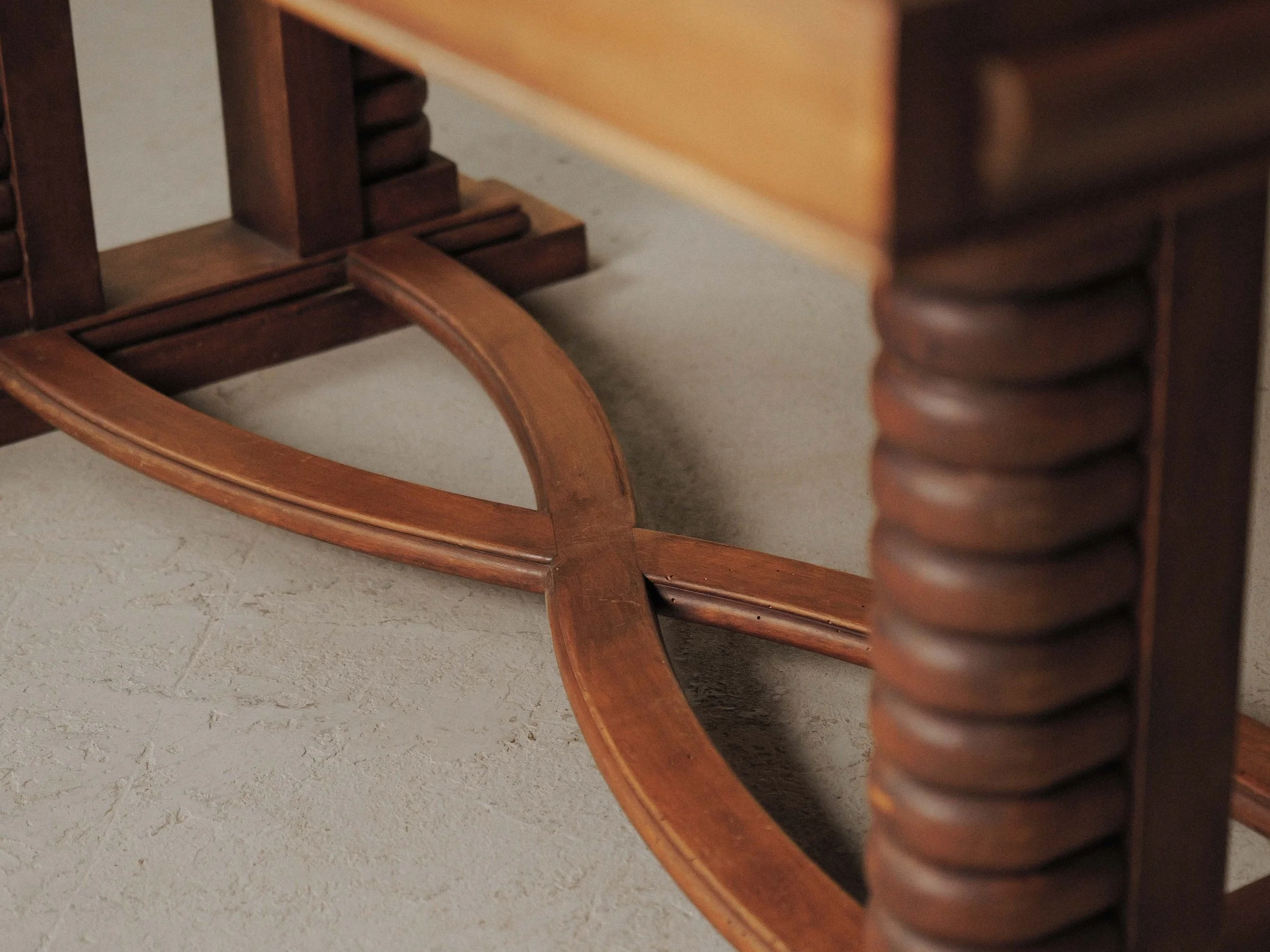20260907T-table-en-chene-pieds-sculptes-plateau-marqueterie-france-vers-1940-11.jpg