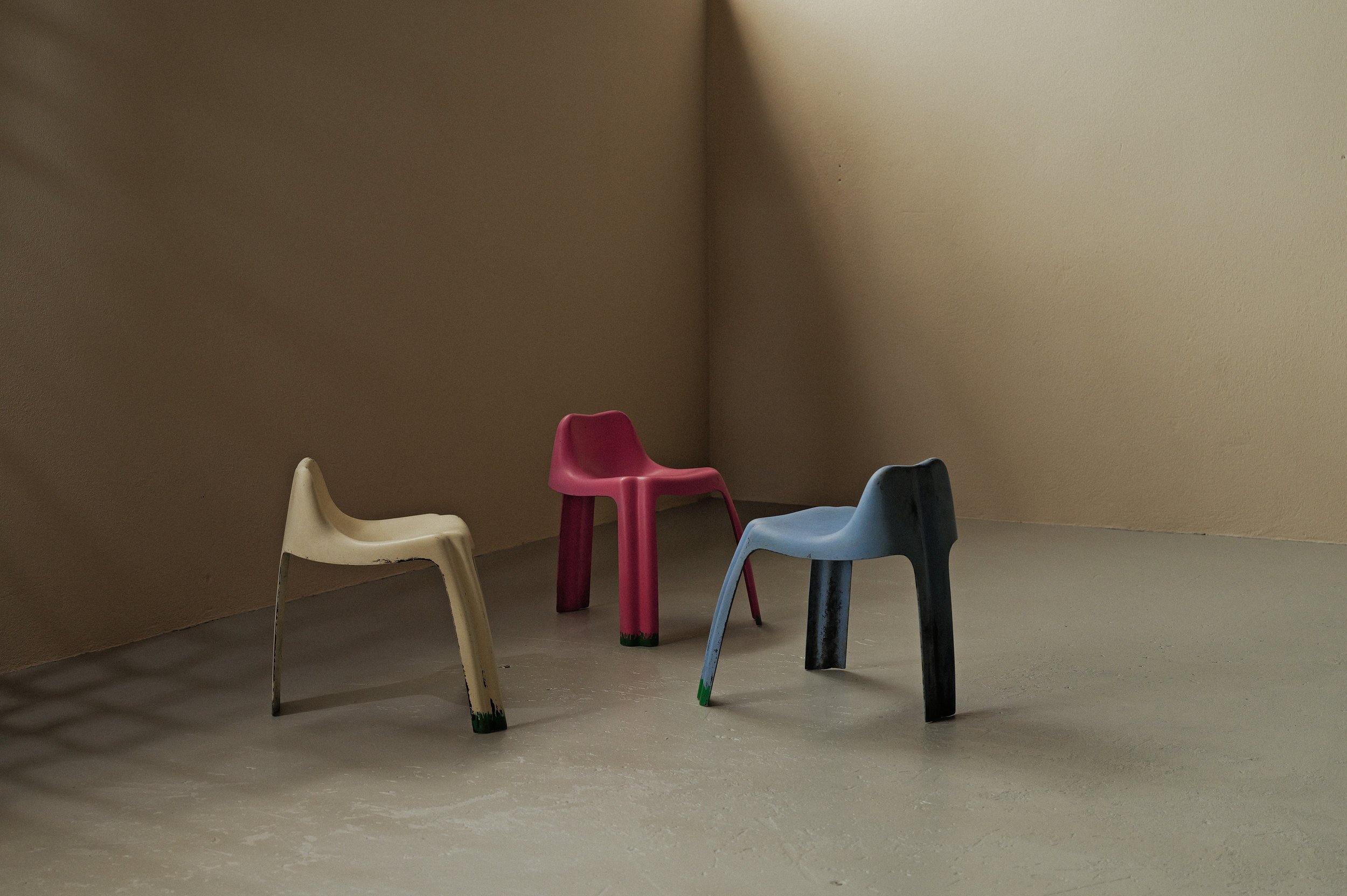 20250512A-chaises-patrick-Gingembre-fibre-de-verre-1970-4.jpg