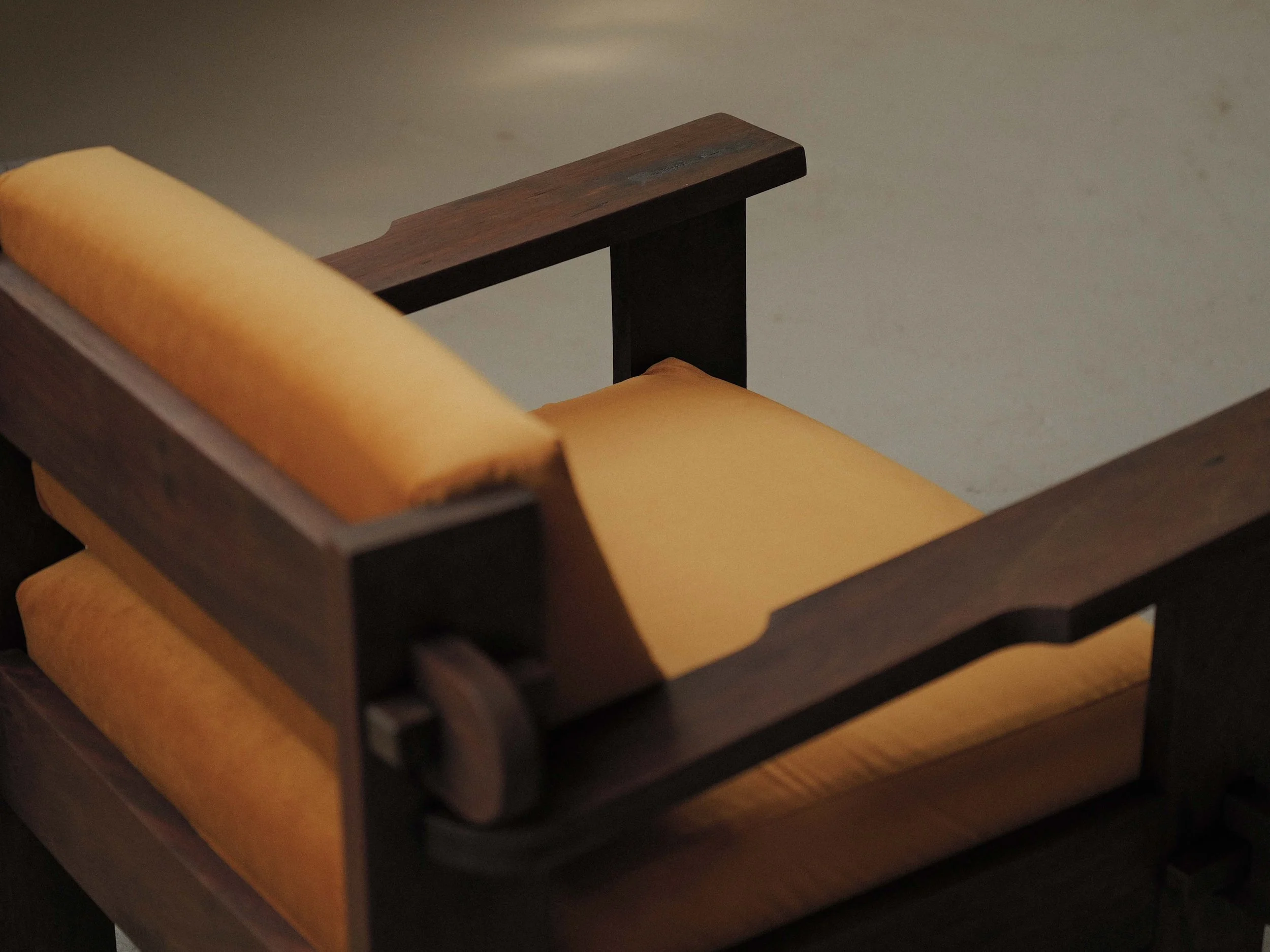20260414A3-Paire-de-fauteuil-artisanale-travail-d-architecte-bois-massif-tissu-moutarde-circa-1970-11.jpg