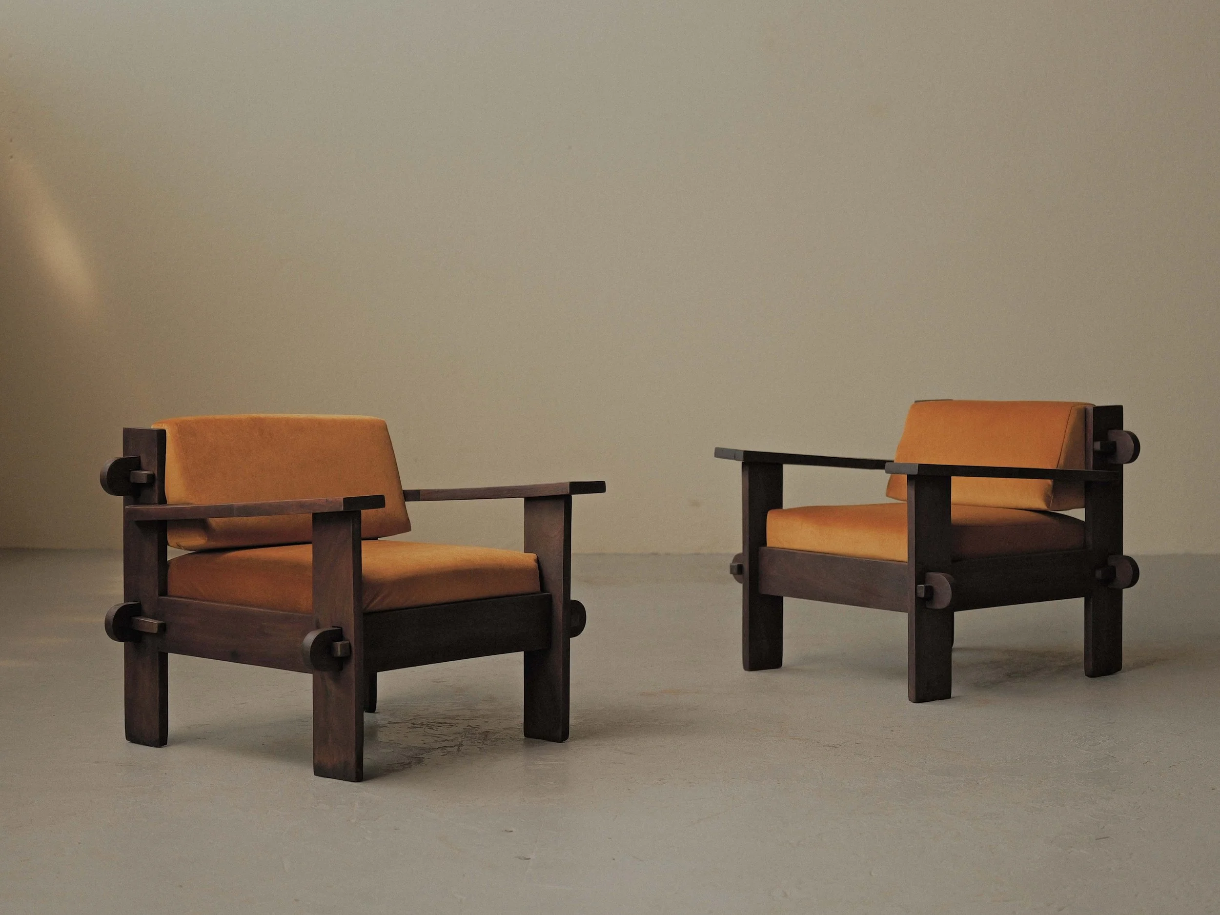 20260414A3-Paire-de-fauteuil-artisanale-travail-d-architecte-bois-massif-tissu-moutarde-circa-1970-2.jpg