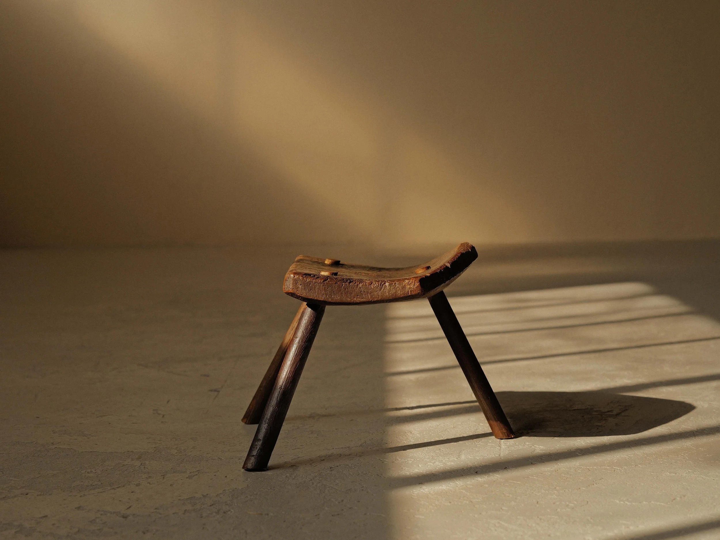 Tabouret de traite en bois massif, Auvergne, vers 1900