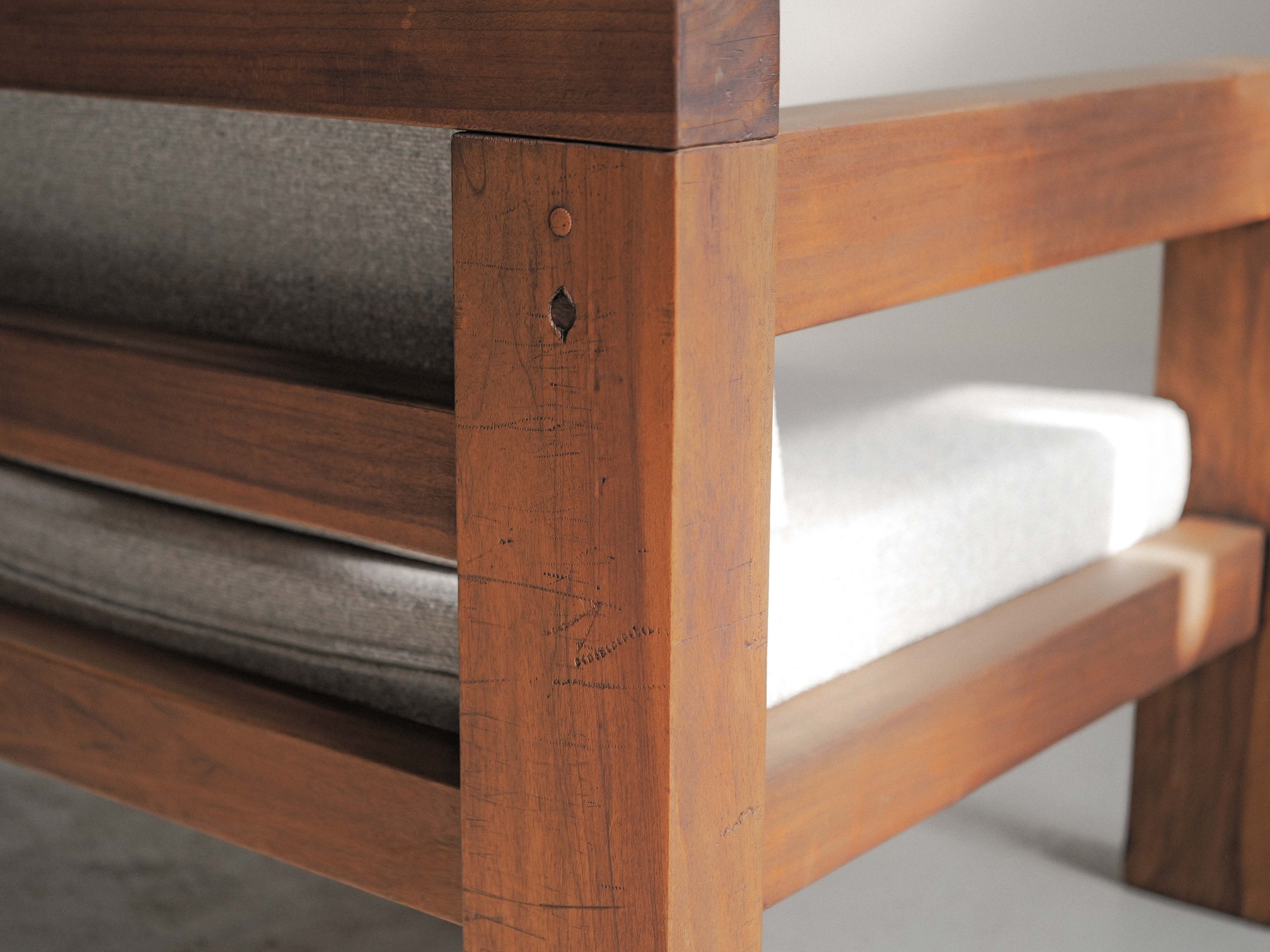 20260531A-fauteuil-artisanal-ou-d-architecte-bois-massif-et-tissu-travail-des-annees-80-90-14.jpg