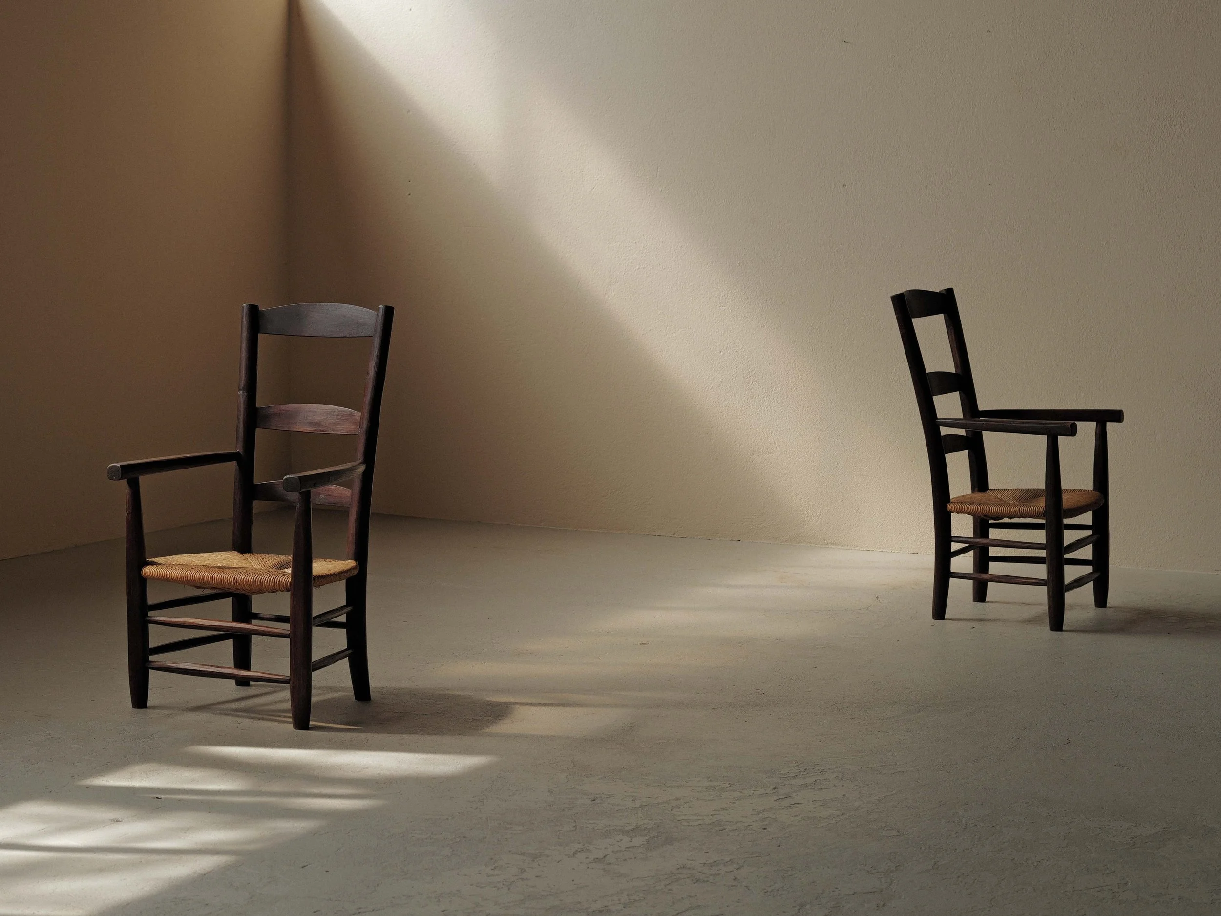 20260323A1-paire-de-fauteuils-pailles-artisanaux-vers-1950-3.jpg