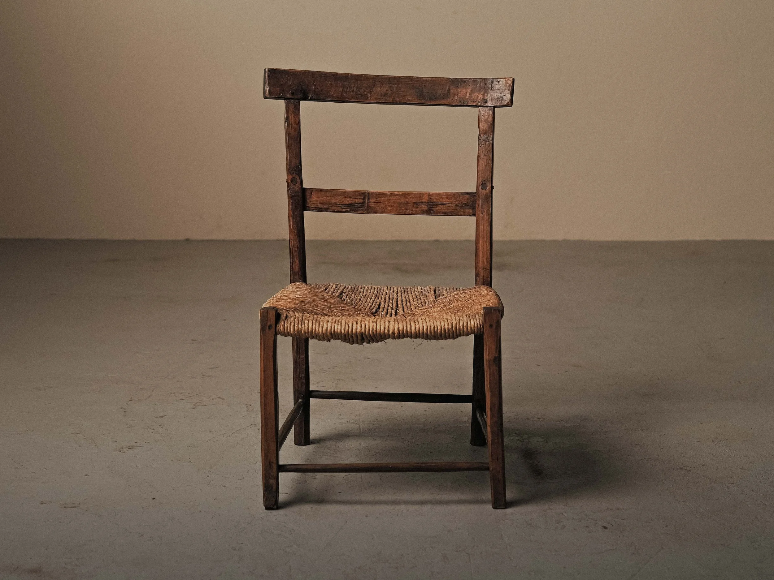 20260821A-fauteuil-art-populaire-auvergne-bois-massif-et-paille-tressee-19eme-siecle-3.jpg