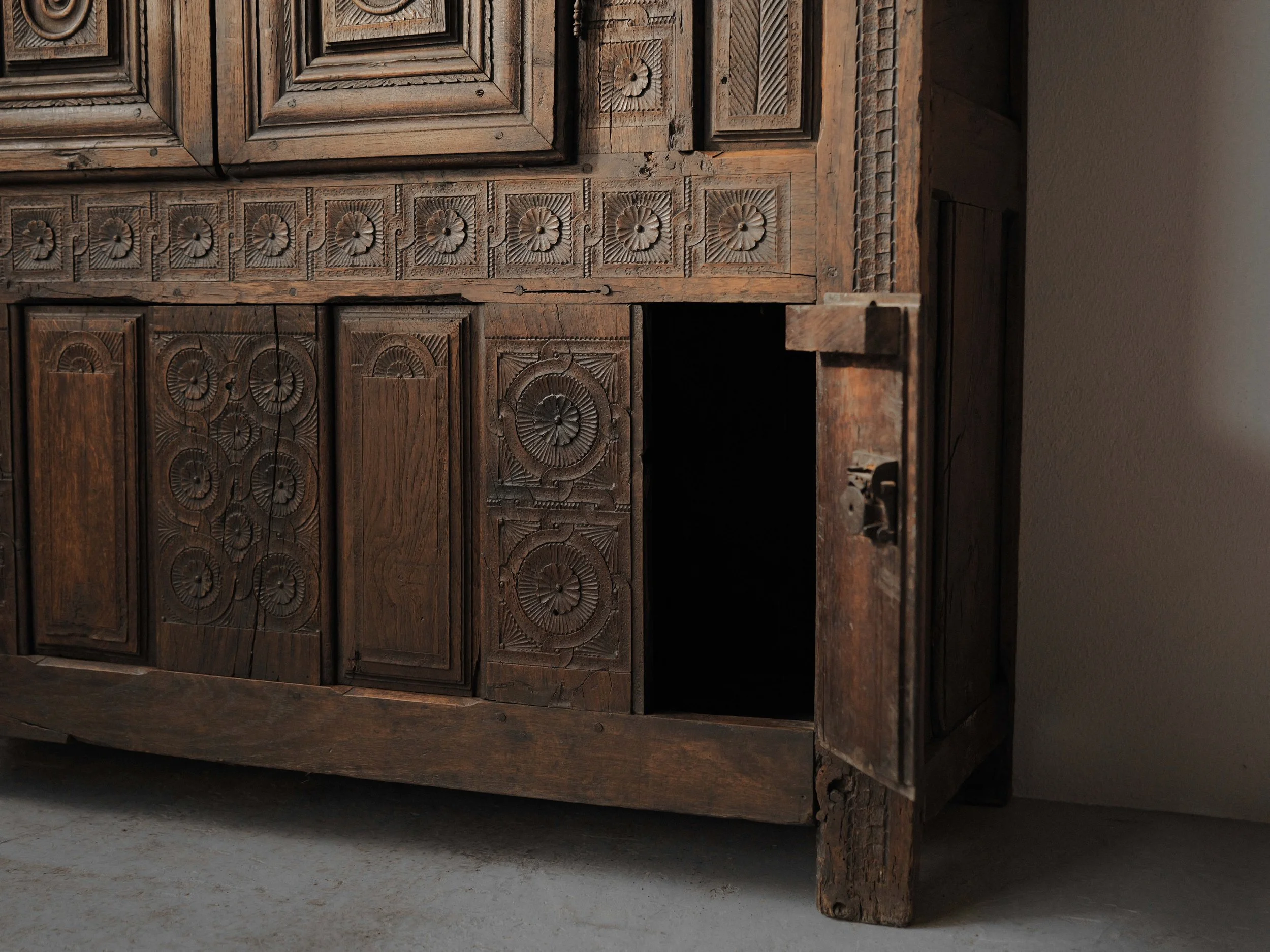 20260923M2-Armoire-coffre-en-chene-massif-entierement-sculptee-art-populaire-basque-19eme-siecle-15.jpg