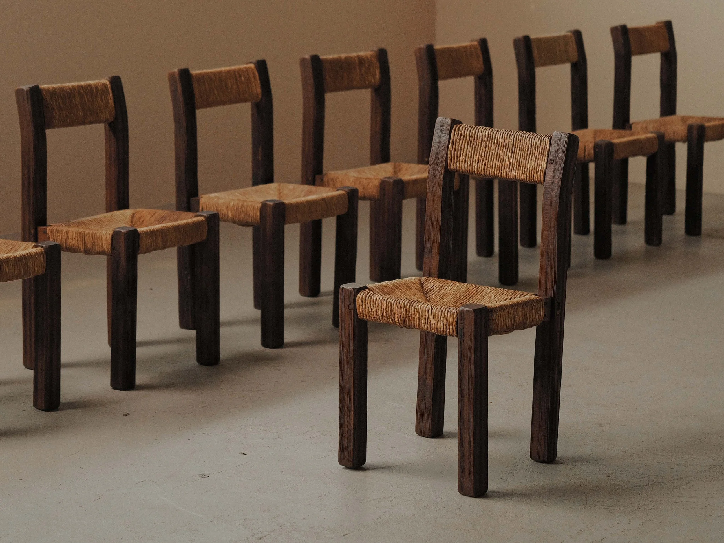 20260628A-et-20260630A2-ensemble-de-8-chaises-en-meleze-massif-et-paille-tressee-travail-artisanal-francais-vers-1960-15.jpg