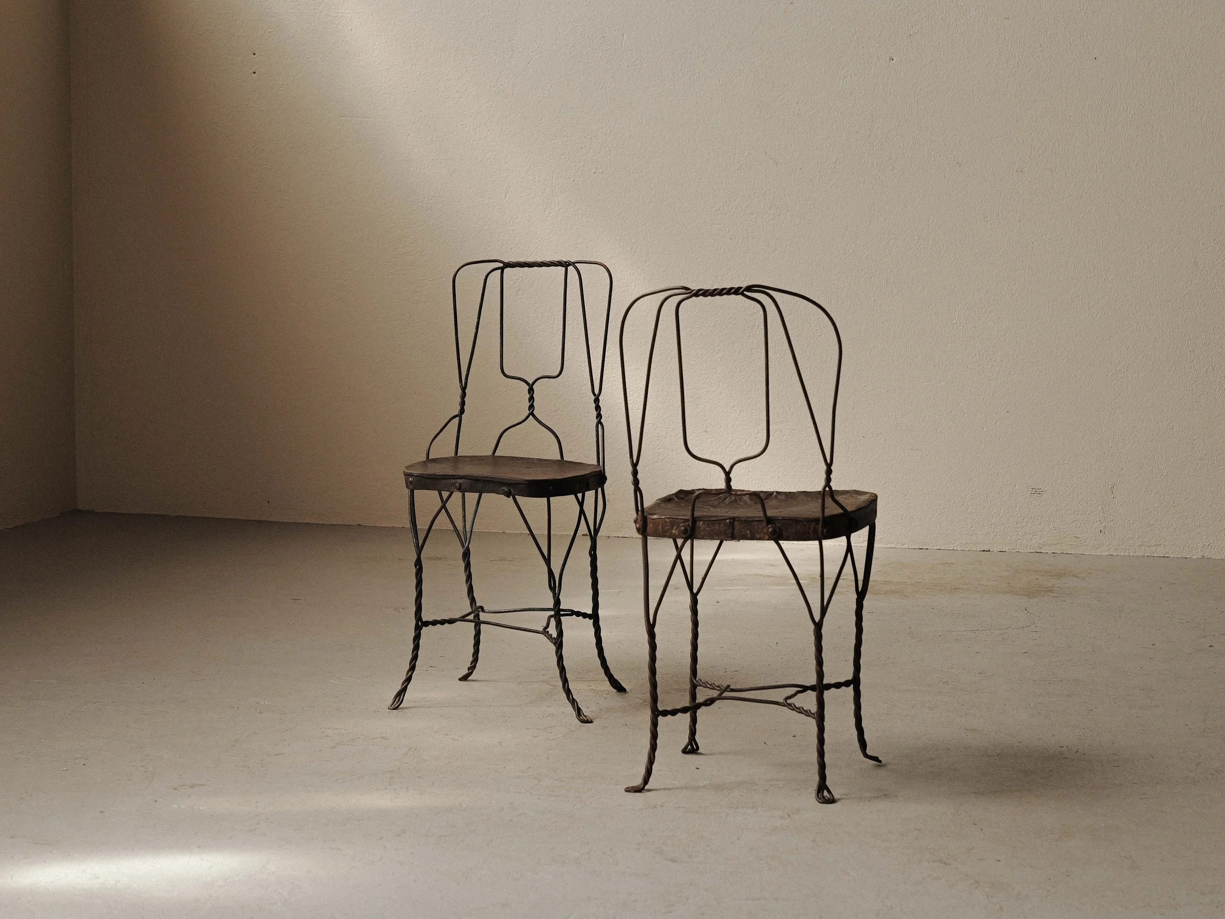 20260805A-Paire-de-chaises-naive-en-metal-tresse-et-soude-vers-1950-11.jpg