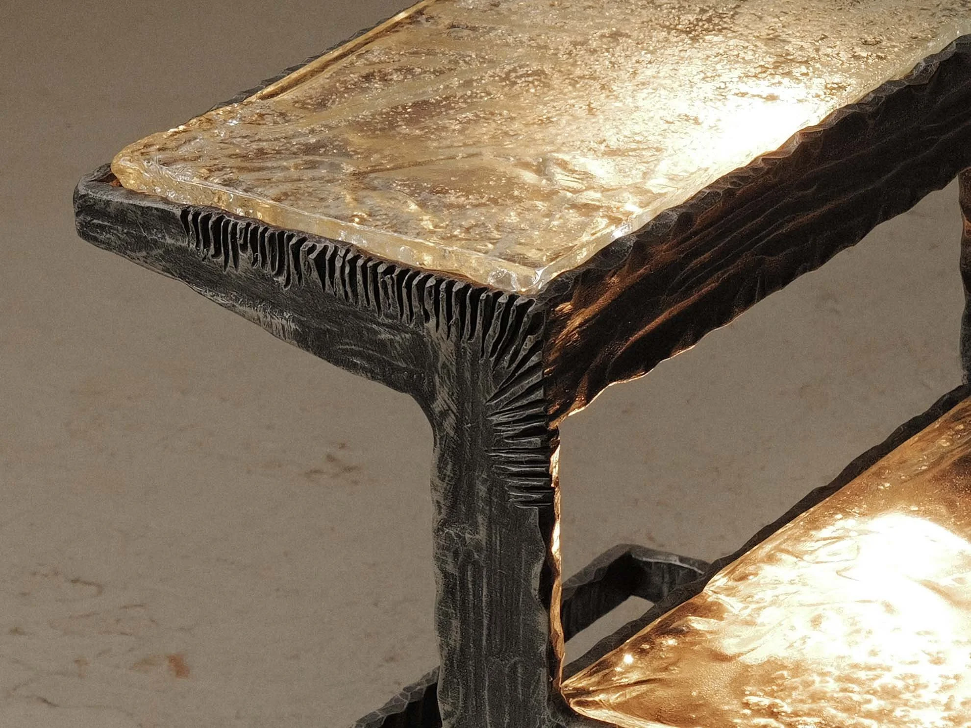 20260630T-table-d-appoint-brutaliste-en-fer-forge-et-dalles-de-verre-eclairante-2.jpg