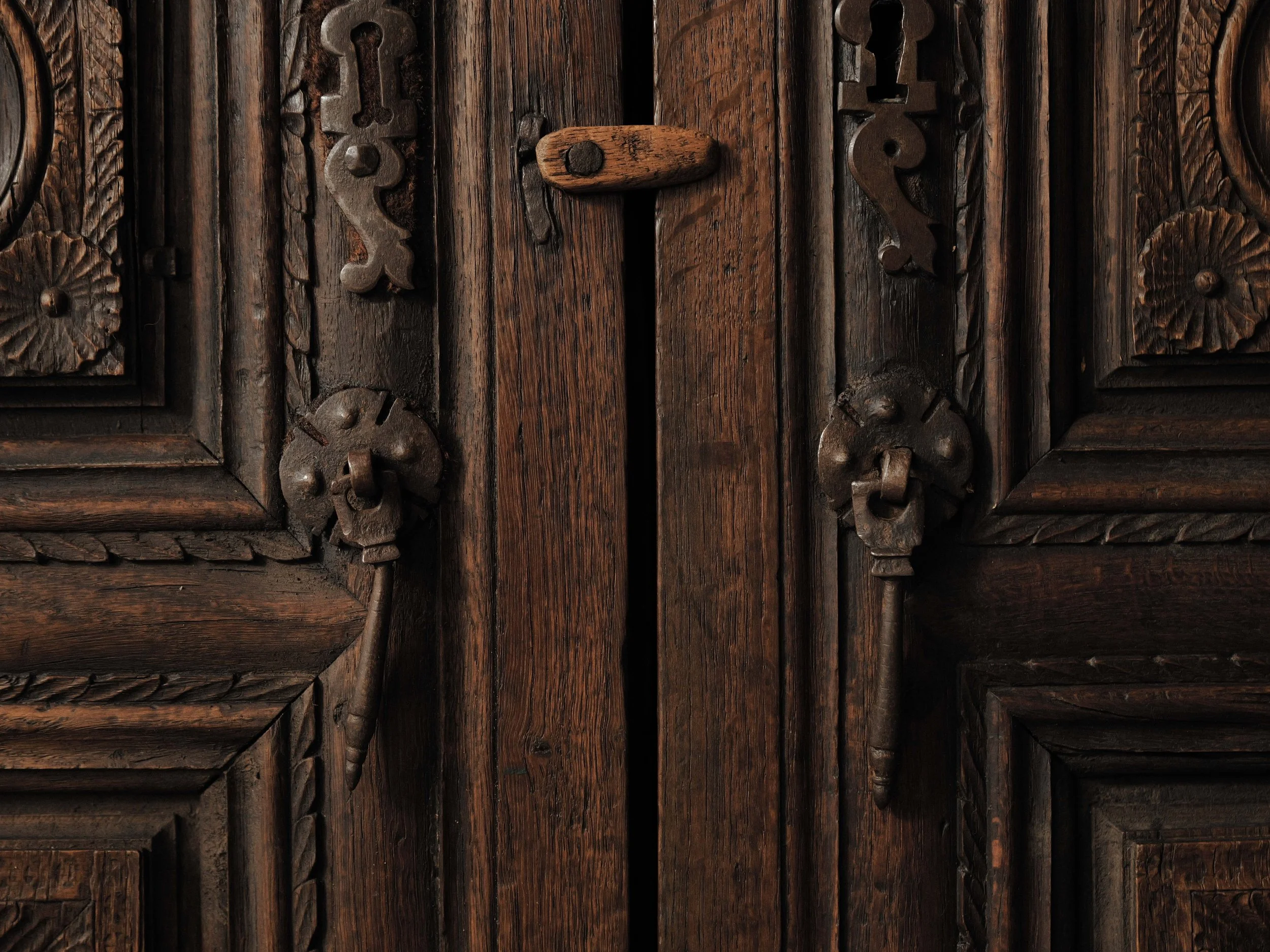 20260923M2-Armoire-coffre-en-chene-massif-entierement-sculptee-art-populaire-basque-19eme-siecle-11.jpg