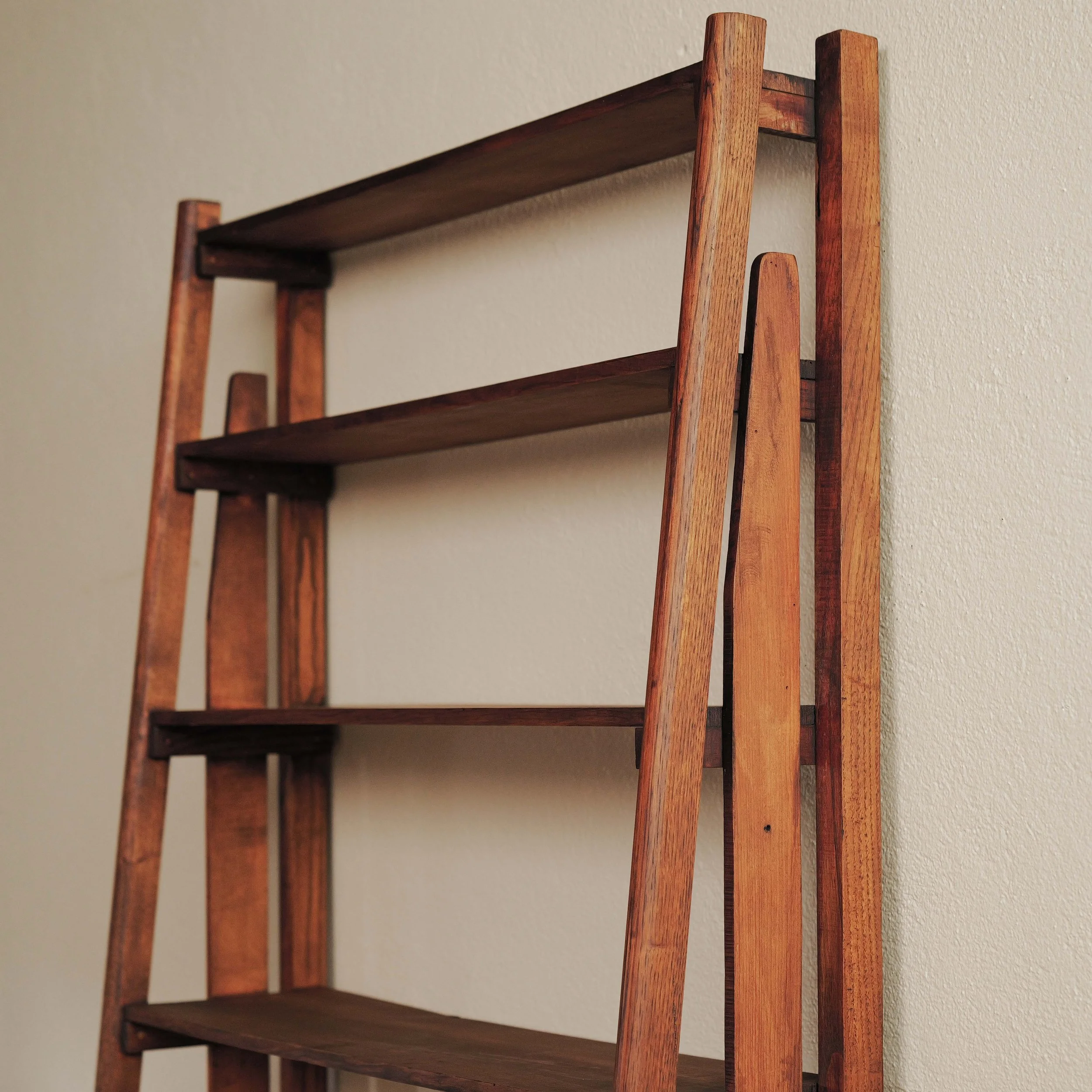 20260629M3-Meuble-artisanal-ou-d-architecte-etagere-secretaire-en-pin-et-chene-Vers-1960-11.jpg
