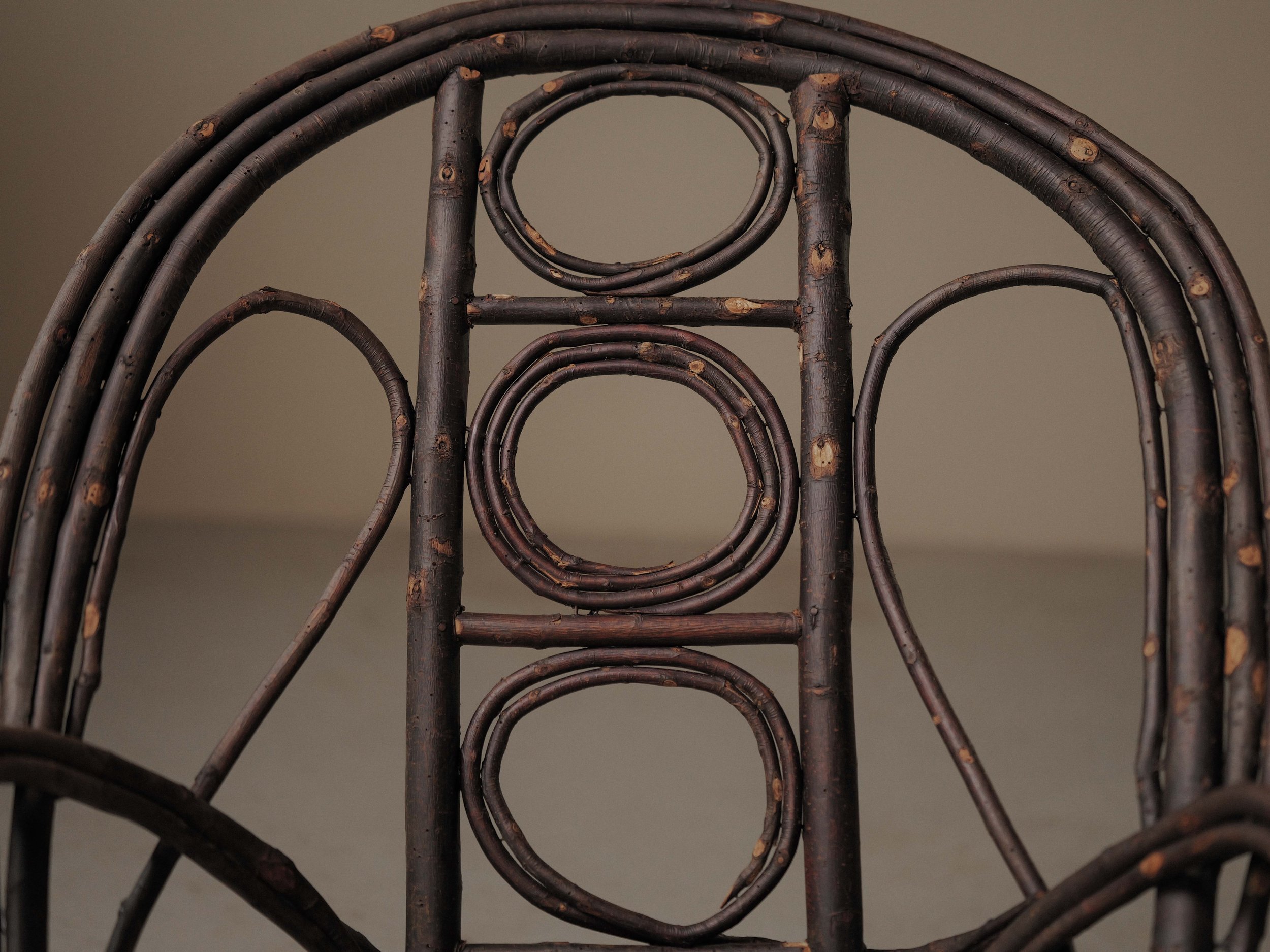 20261014A-Fauteuil-sculptural-en-branche-de-noisetier-artisanal-travail-populaire-auvergne-vers-1900-6.jpg