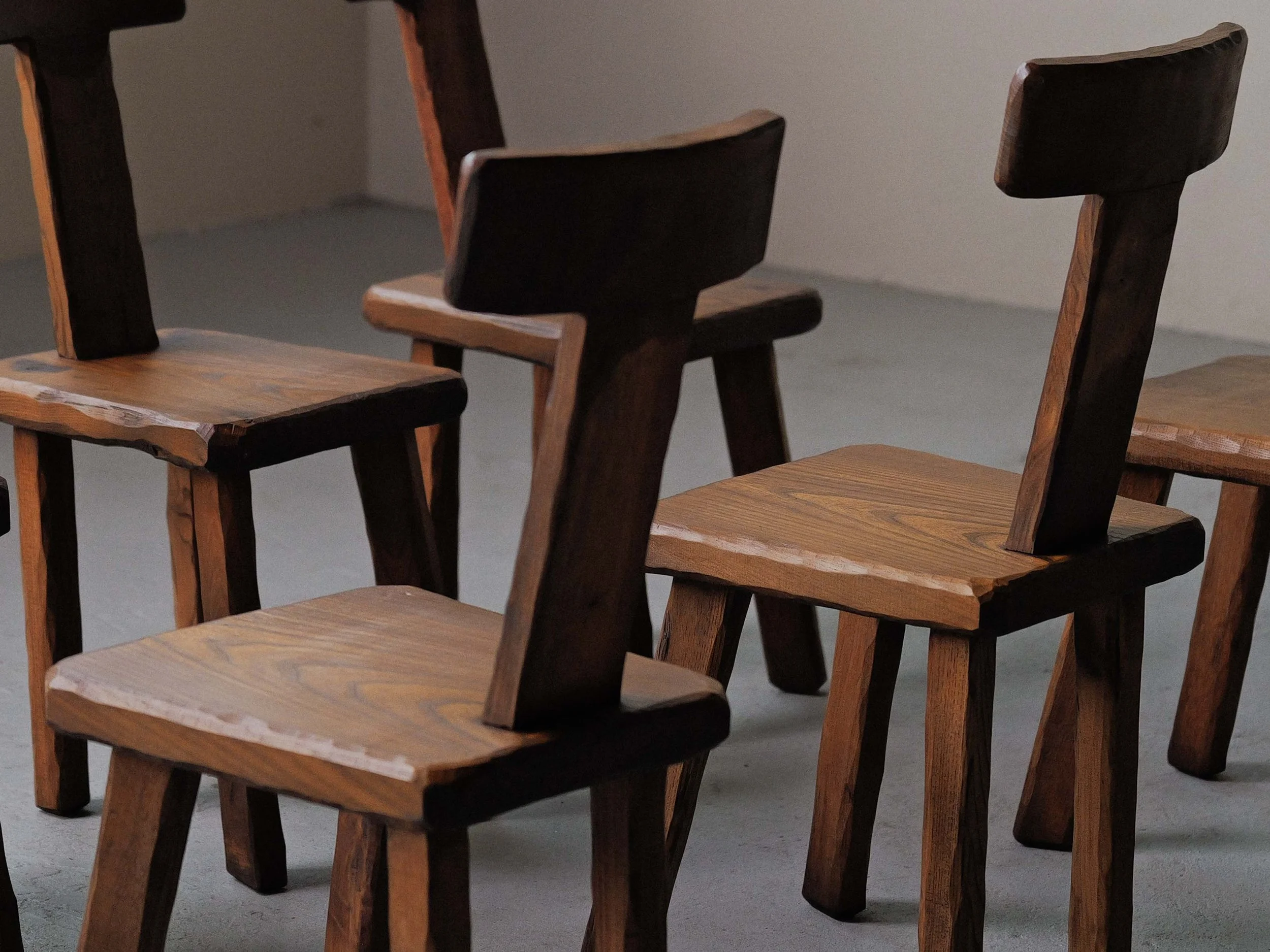 20260513A2-Ensemble-de-6-chaises-en-chataignier-massif-travail-arrtisanal-France-Circa-1970-2.jpg