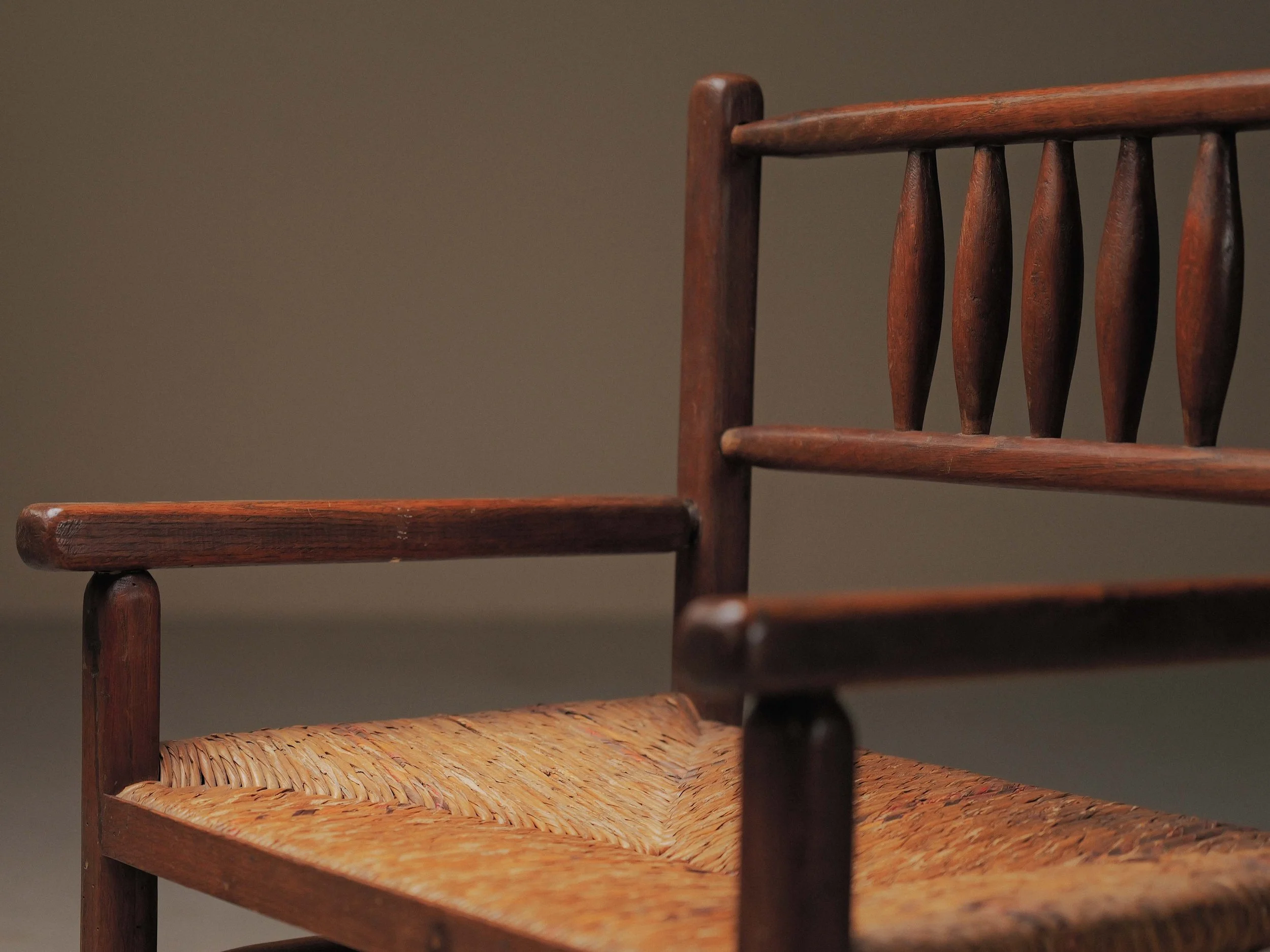 20260421A2-Fauteuil-bois-massif-paille-Vers-1950-16.jpg