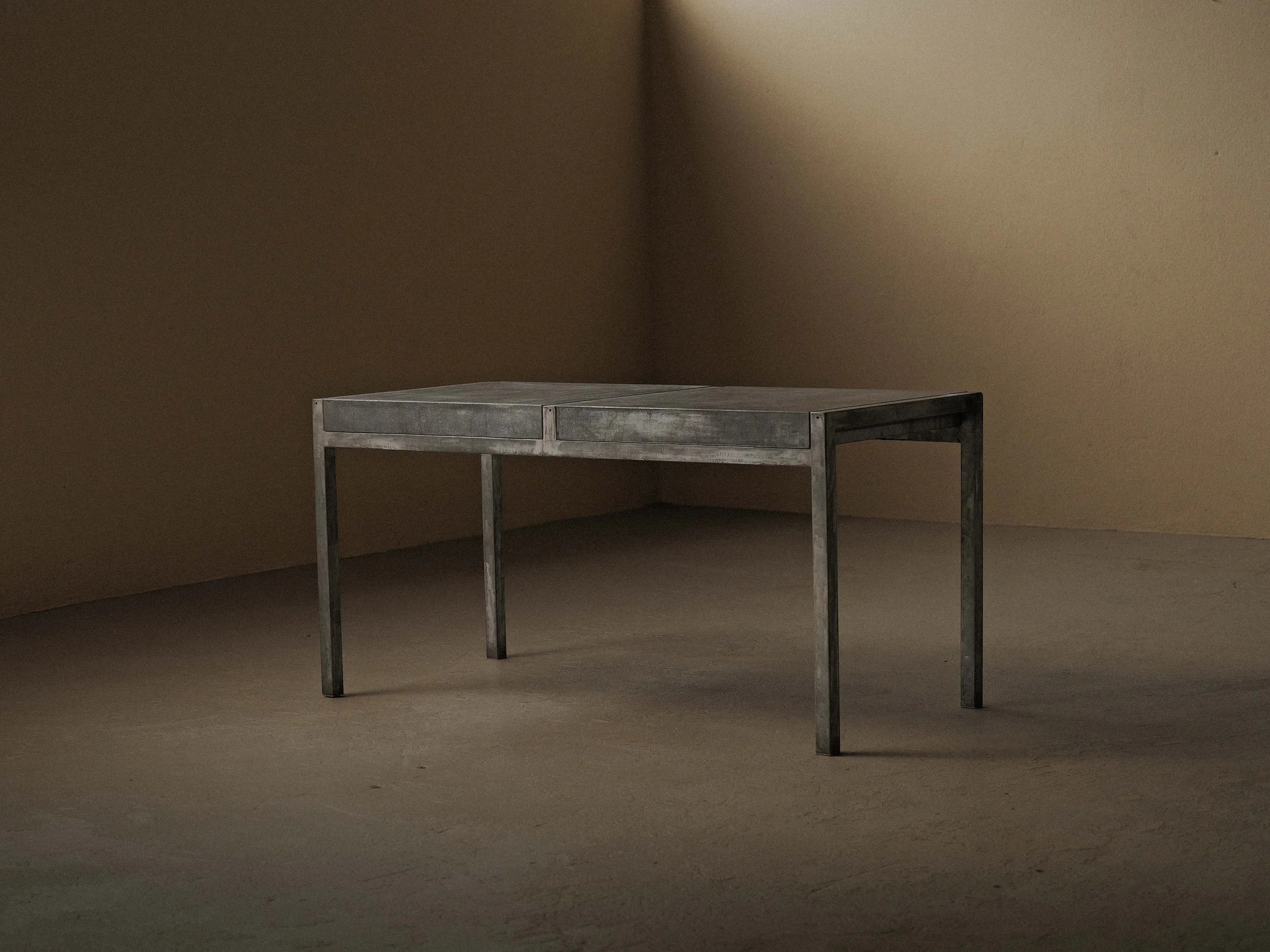 20260210T3-table-ou-bureau-artisanale-en-acier-galvanisé-et-zinc-vers-1980-8.jpg