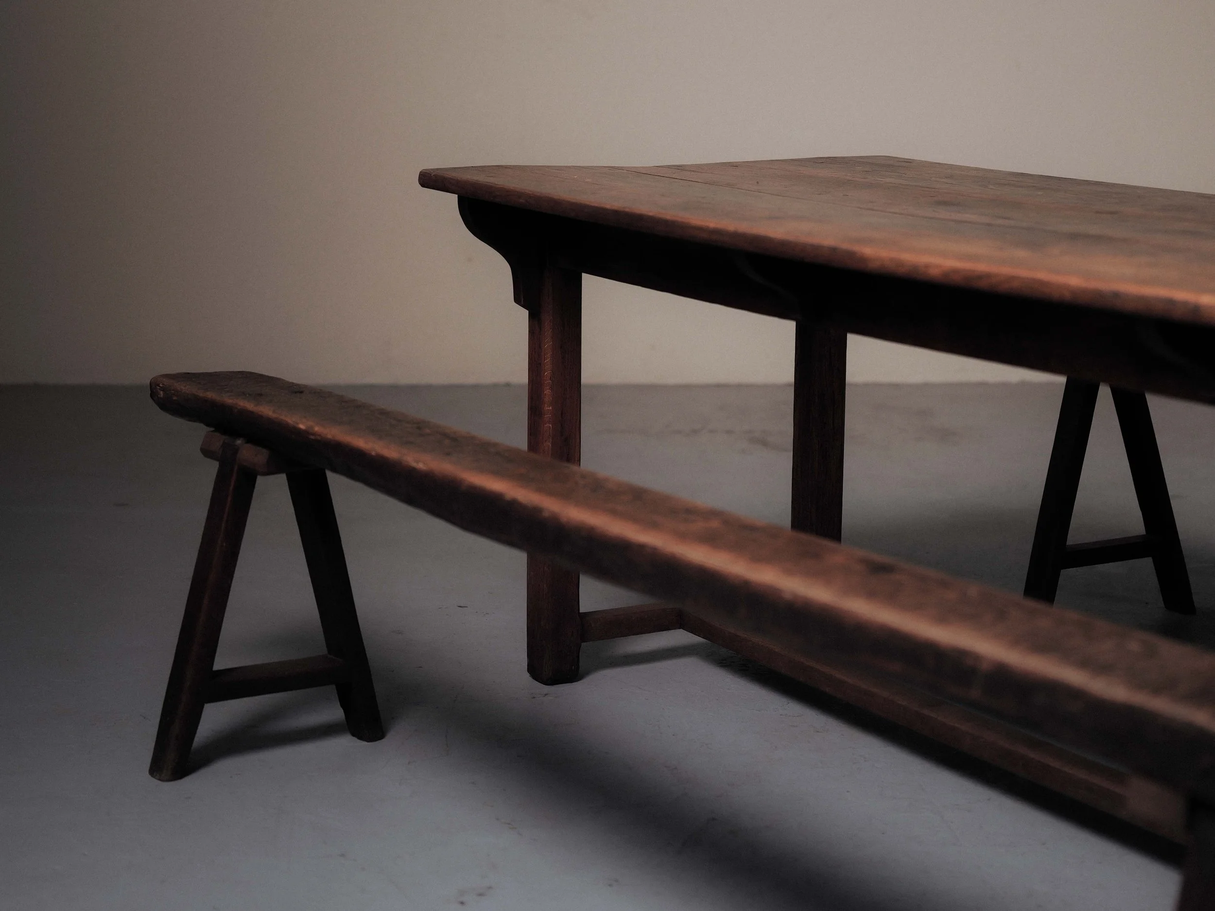 20260122T-20260122A-table-de-ferme-et-bancs-bois-massif-travail-populaire-massif-central-1900-5.jpg