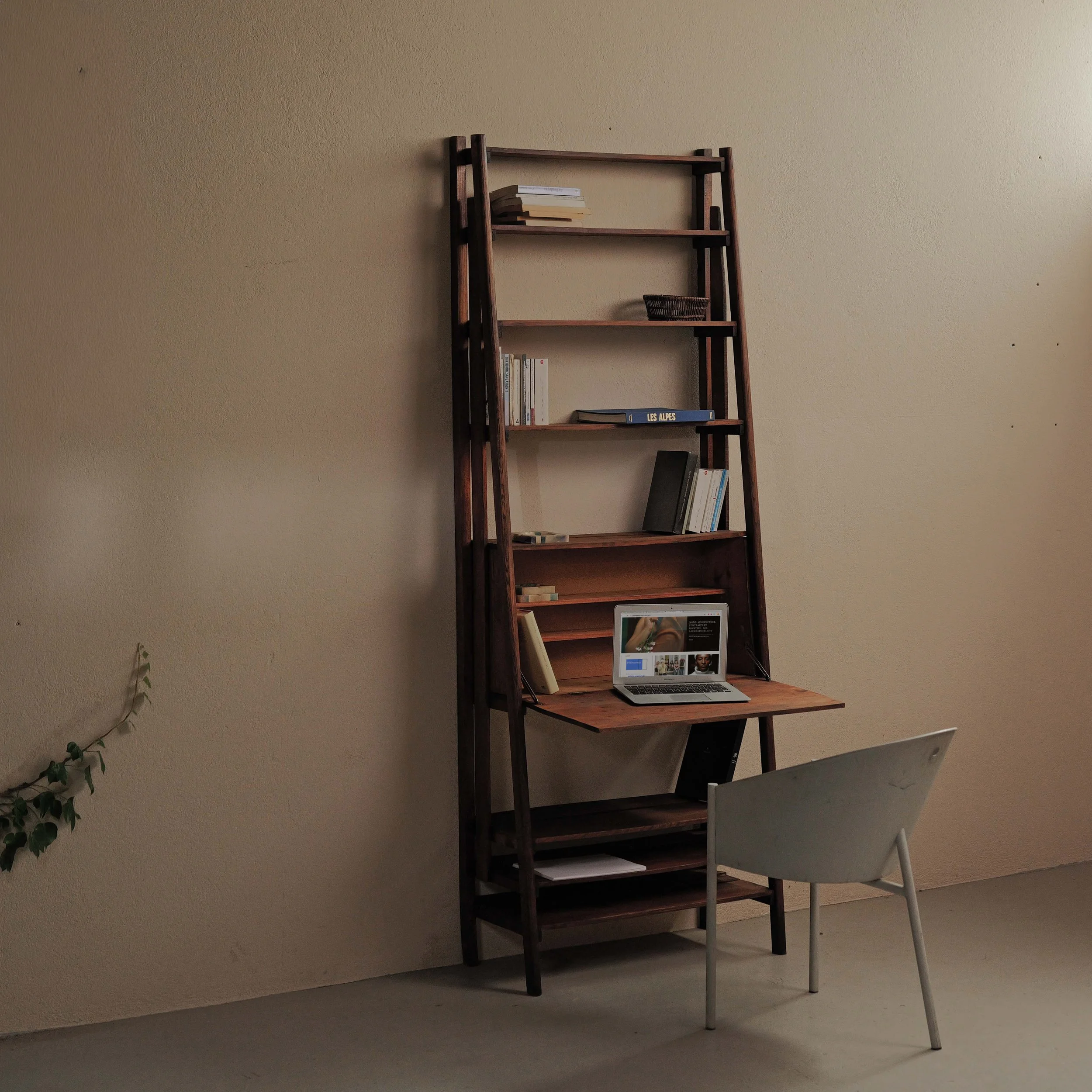 20260629M3-Meuble-artisanal-ou-d-architecte-etagere-secretaire-en-pin-et-chene-Vers-1960-17.JPG