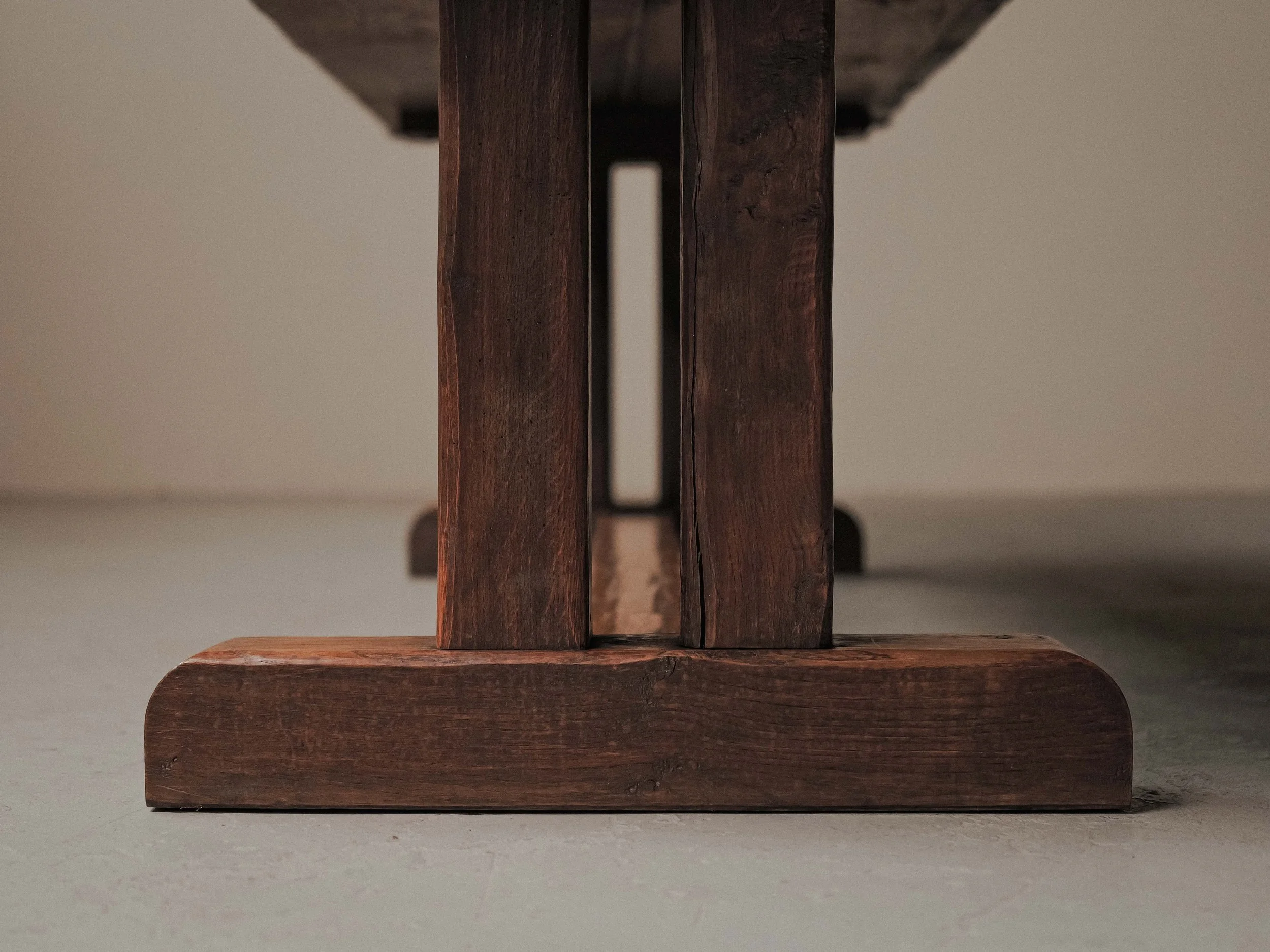 20260802T-Table-artisanale-en-chene-massif-signe-J.Mercier-Vers-1950-7.jpg
