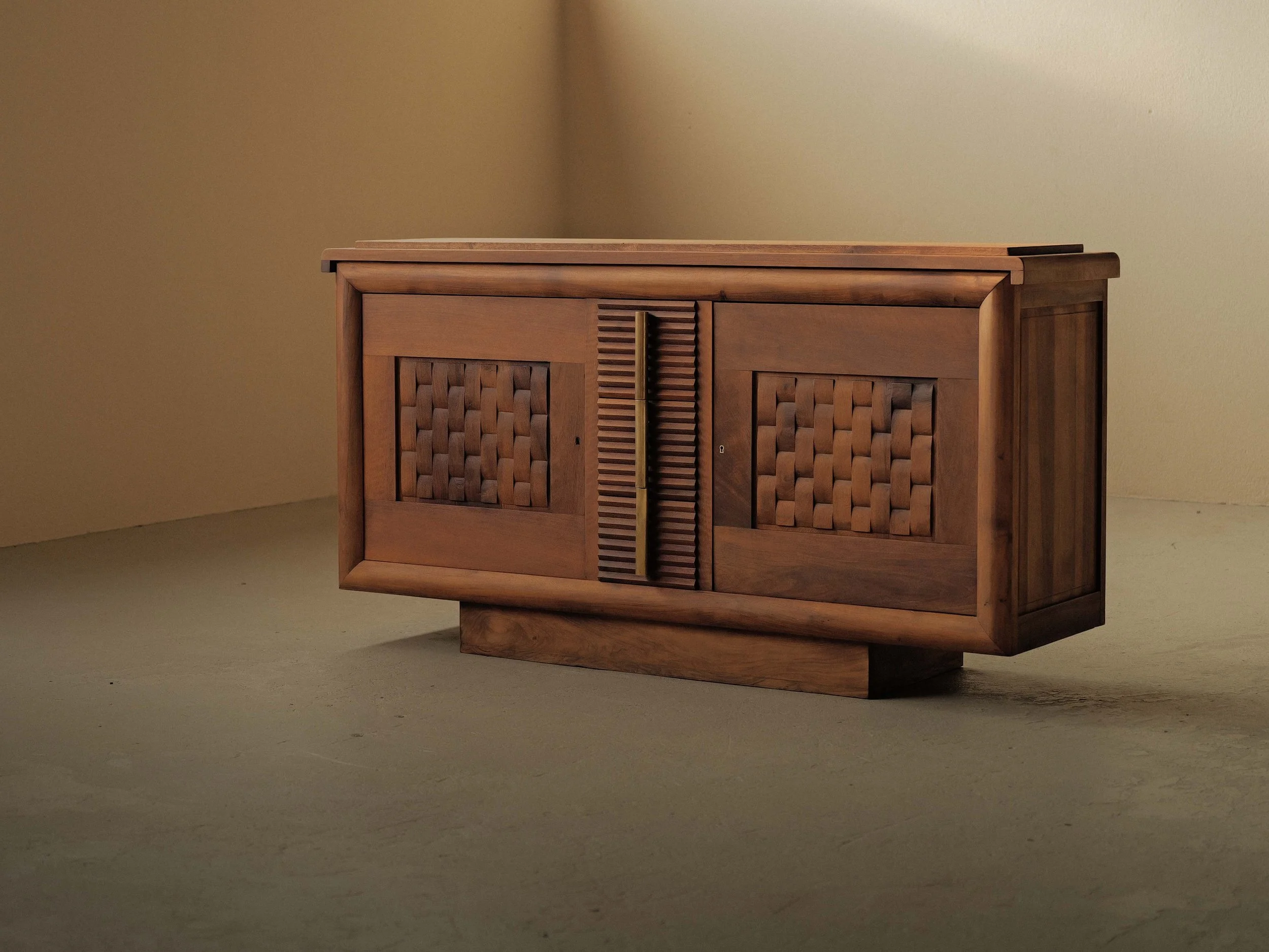 🔴 Buffet en noyer massif et laiton – France, vers 1940