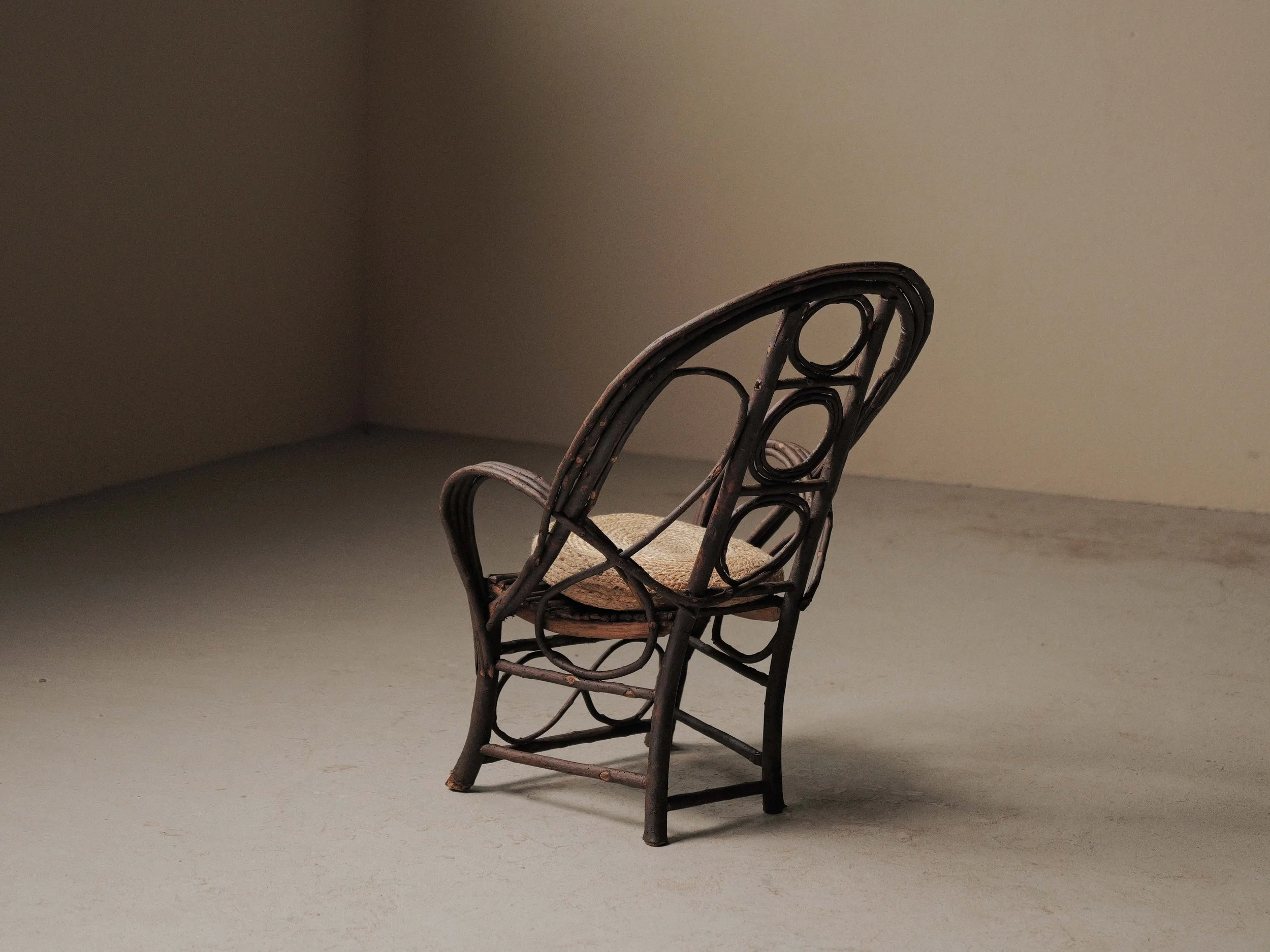 20261014A-Fauteuil-sculptural-en-branche-de-noisetier-artisanal-travail-populaire-auvergne-vers-1900-16.jpg