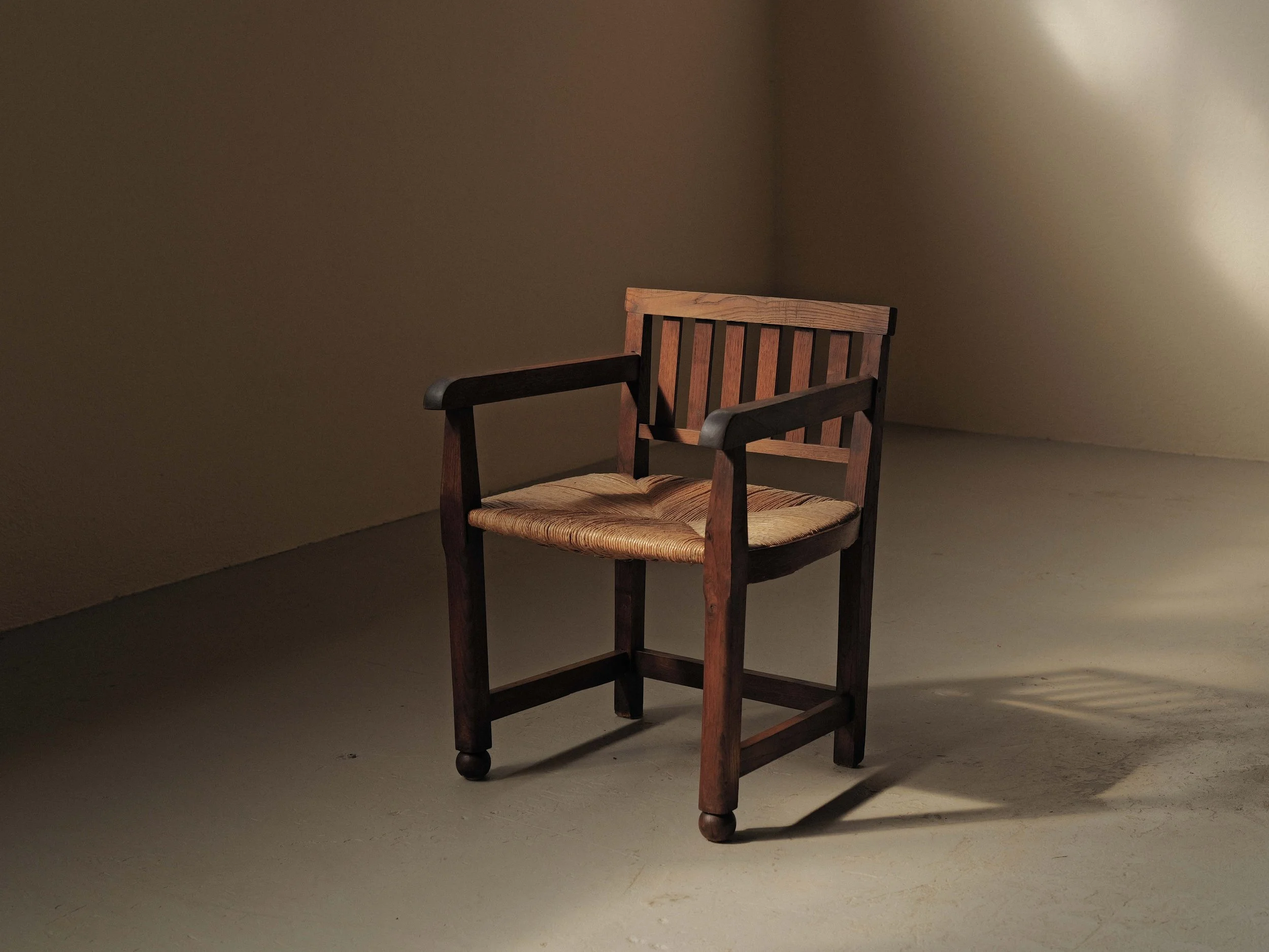 20260410A-fauteuil-artisanal-chene-massif-et-paille-tressee-vers-1950-17.jpg