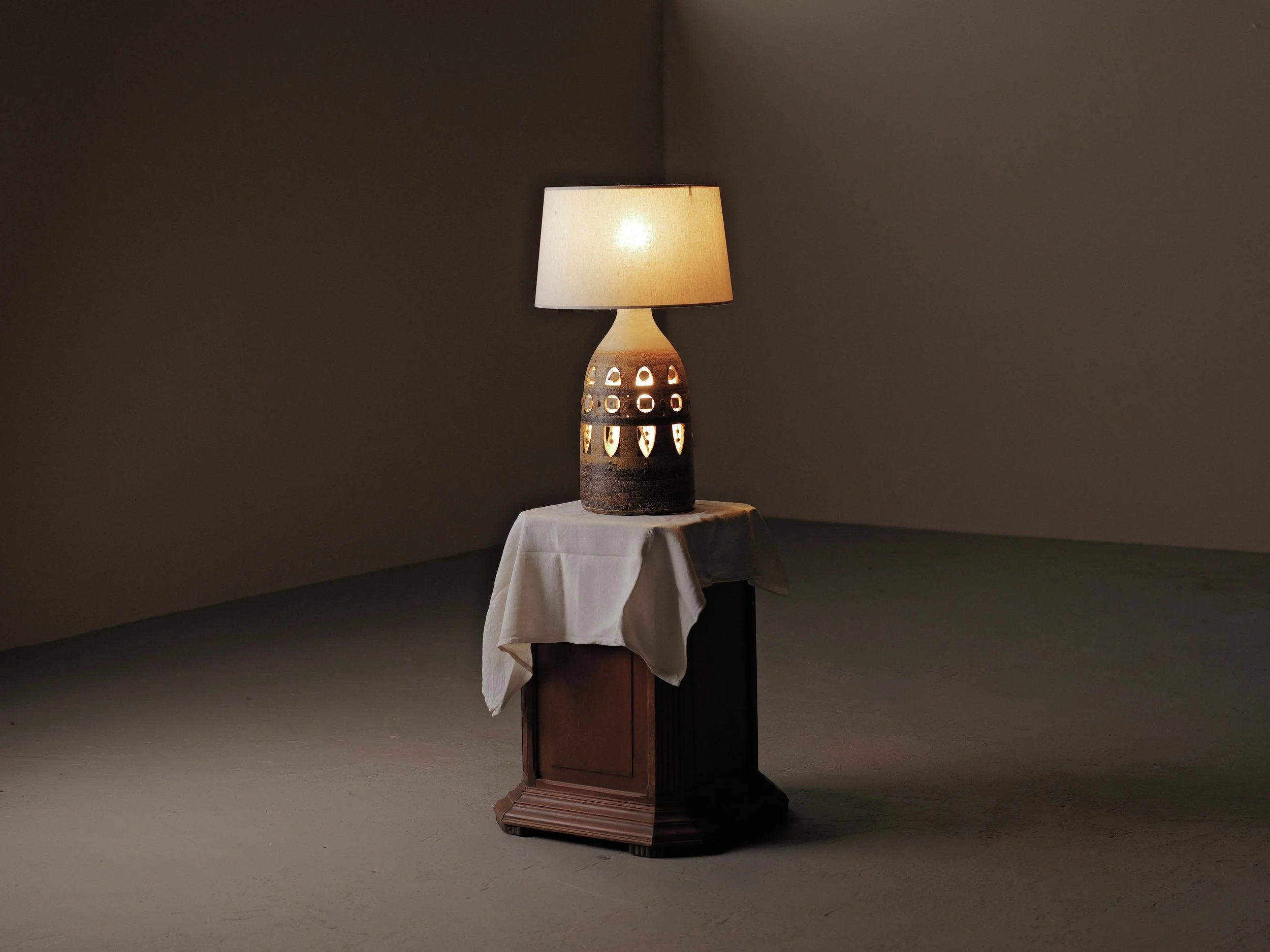 20260429L-lampe-de-table-a-double-eclairage-en-ceramique-emaillee-par-George-Pelletier-vers-1970-2.jpg