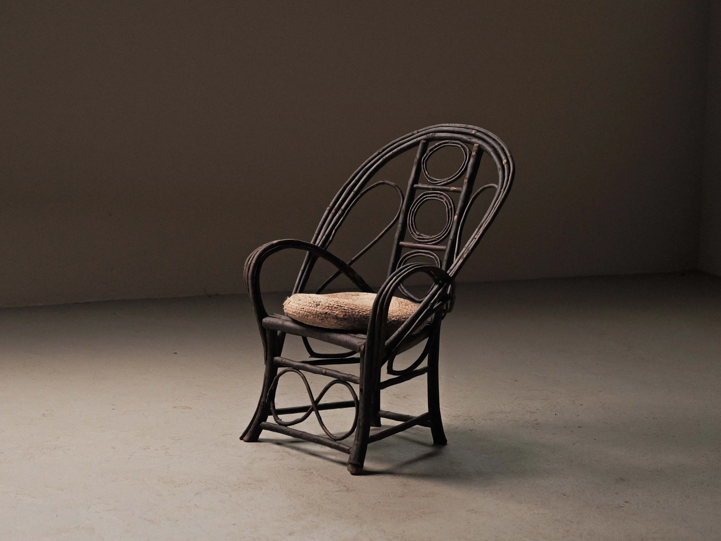20261014A-Fauteuil-sculptural-en-branche-de-noisetier-artisanal-travail-populaire-auvergne-vers-1900-20.jpg